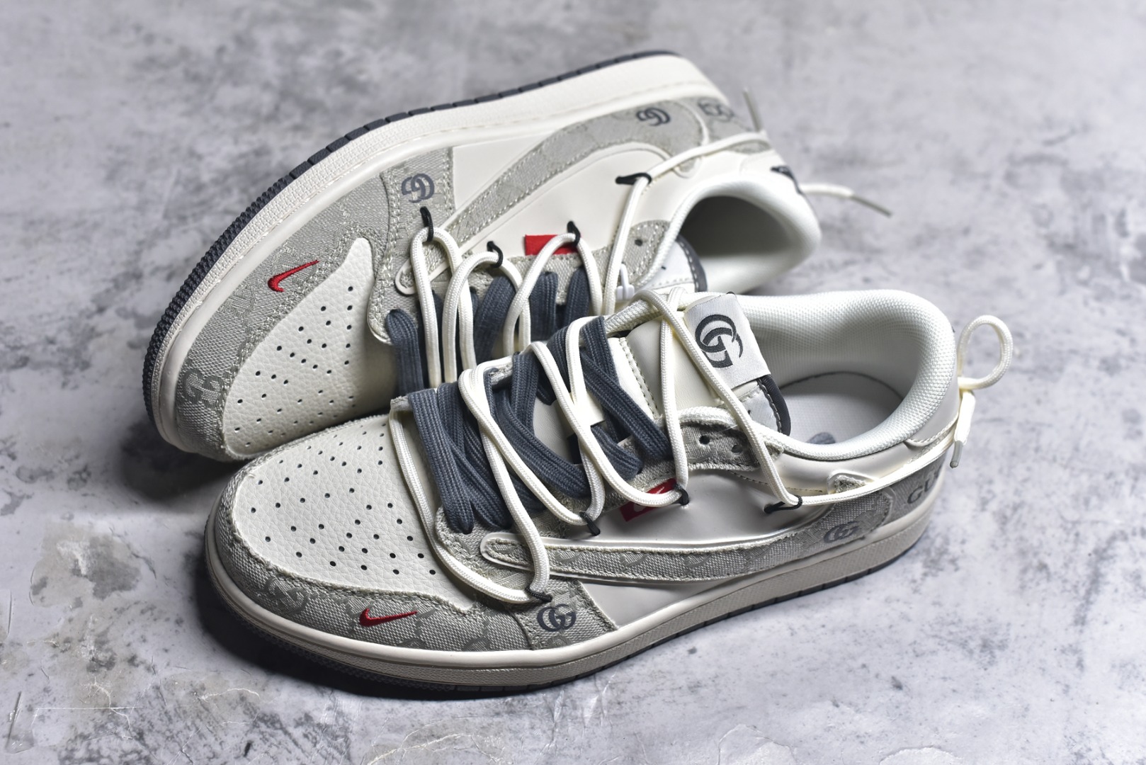 图片[7]-#海外爆款限量发售！公司级 Travis Scott x Fragment Design x Jordan Air Jordan 1 Low OG SP 古驰-米灰牛仔布” 多方联名合作融合了Travis Scott 独特的音乐风格，藤原浩个性的设计风格以及Jordan品牌的经典元素 使其成为一双具有独特身份和价值的鞋子 清新而立体的外观加上联名标识更突出了其独特身份 这种配色方案显示出活力和时尚感 在视觉上引人注目 鞋身的质感和细腻的细节处理使其显得高端而格调十足 这款“倒钩”联名是设计与创意完美结合 融合多方的个性风格是一款备受瞩目的潮流鞋款 低帮休闲板鞋 定制鞋盒 大厂纯原品质出货 超高清洁度 皮料切割干净无任何毛边 细节完美 货号：HT5088-601 尺码：36 36.5 37.5 38 38.5 39 40 40.5 41 42 42.5 43 44 44.5 45-选品中心