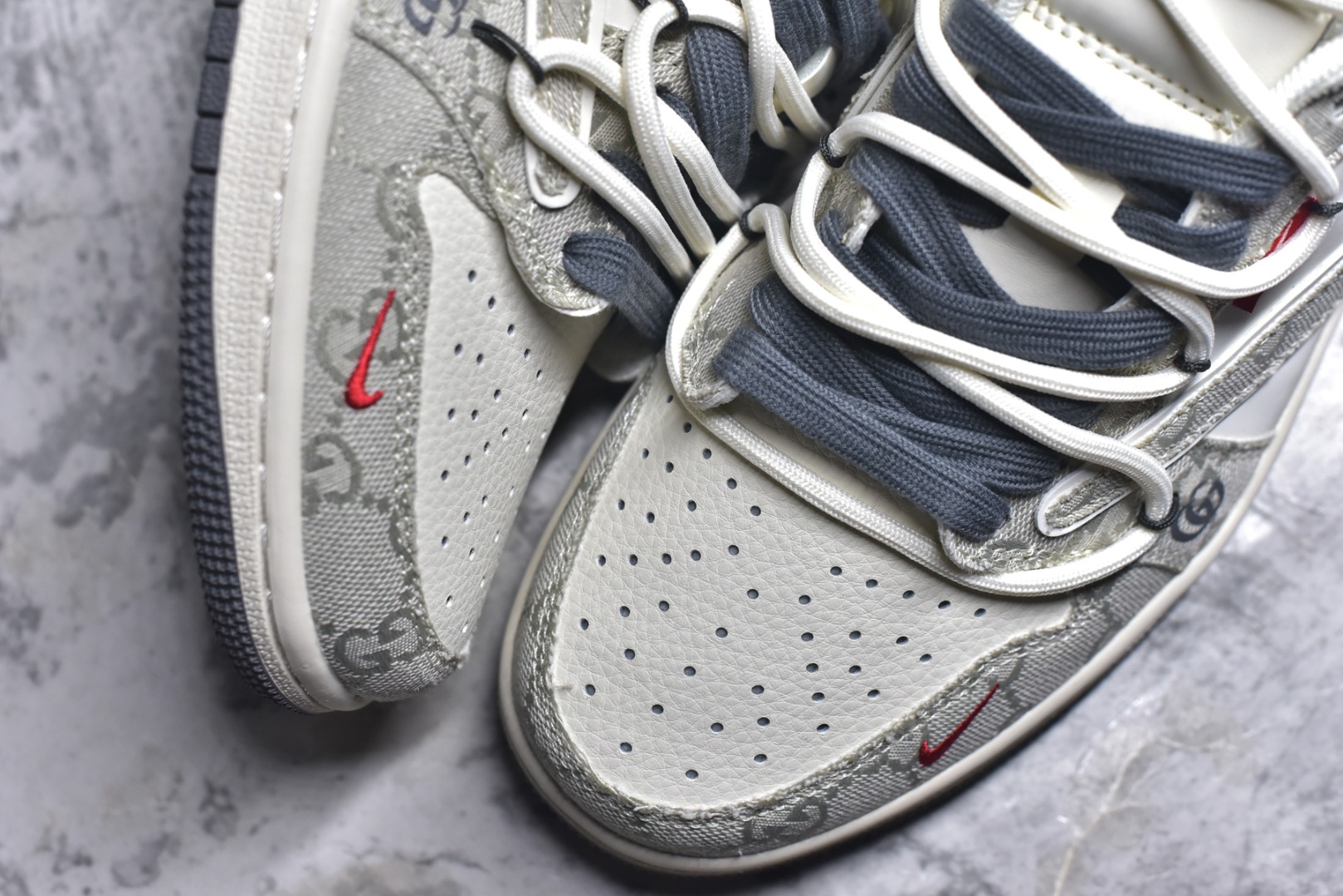 图片[8]-#海外爆款限量发售！公司级 Travis Scott x Fragment Design x Jordan Air Jordan 1 Low OG SP 古驰-米灰牛仔布” 多方联名合作融合了Travis Scott 独特的音乐风格，藤原浩个性的设计风格以及Jordan品牌的经典元素 使其成为一双具有独特身份和价值的鞋子 清新而立体的外观加上联名标识更突出了其独特身份 这种配色方案显示出活力和时尚感 在视觉上引人注目 鞋身的质感和细腻的细节处理使其显得高端而格调十足 这款“倒钩”联名是设计与创意完美结合 融合多方的个性风格是一款备受瞩目的潮流鞋款 低帮休闲板鞋 定制鞋盒 大厂纯原品质出货 超高清洁度 皮料切割干净无任何毛边 细节完美 货号：HT5088-601 尺码：36 36.5 37.5 38 38.5 39 40 40.5 41 42 42.5 43 44 44.5 45-选品中心