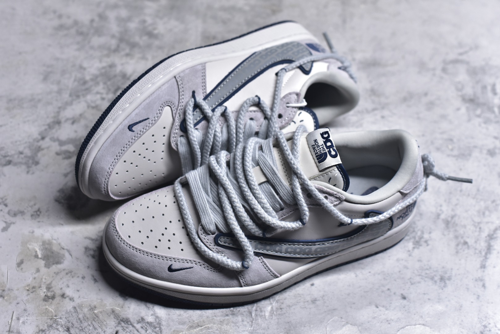 图片[7]-#Travis Scott x Fragment Design x Jordan Air Jordan 1 Low OG SP “北面联名——CDG米蓝抽绳” 多方联名合作融合了Travis Scott 独特的音乐风格，藤原浩个性的设计风格以及Jordan品牌的经典元素 使其成为一双具有独特身份和价值的鞋子 清新而立体的外观加上联名标识更突出了其独特身份 这种配色方案显示出活力和时尚感 在视觉上引人注目 鞋身的质感和细腻的细节处理使其显得高端而格调十足 这款“倒钩”联名是设计与创意完美结合 融合多方的个性风格是一款备受瞩目的潮流鞋款 低帮休闲板鞋 定制鞋盒 大厂纯原品质出货 超高清洁度 皮料切割干净无任何毛边 细节完美 货号：XX3318-515 尺码：36 36.5 37.5 38 38.5 39 40 40.5 41 42 42.5 43 44 44.5 45-选品中心