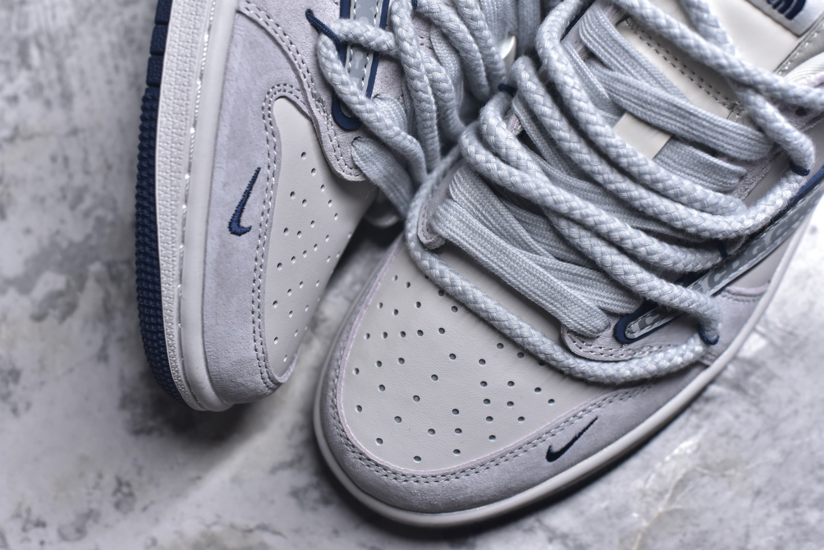 图片[8]-#Travis Scott x Fragment Design x Jordan Air Jordan 1 Low OG SP “北面联名——CDG米蓝抽绳” 多方联名合作融合了Travis Scott 独特的音乐风格，藤原浩个性的设计风格以及Jordan品牌的经典元素 使其成为一双具有独特身份和价值的鞋子 清新而立体的外观加上联名标识更突出了其独特身份 这种配色方案显示出活力和时尚感 在视觉上引人注目 鞋身的质感和细腻的细节处理使其显得高端而格调十足 这款“倒钩”联名是设计与创意完美结合 融合多方的个性风格是一款备受瞩目的潮流鞋款 低帮休闲板鞋 定制鞋盒 大厂纯原品质出货 超高清洁度 皮料切割干净无任何毛边 细节完美 货号：XX3318-515 尺码：36 36.5 37.5 38 38.5 39 40 40.5 41 42 42.5 43 44 44.5 45-选品中心