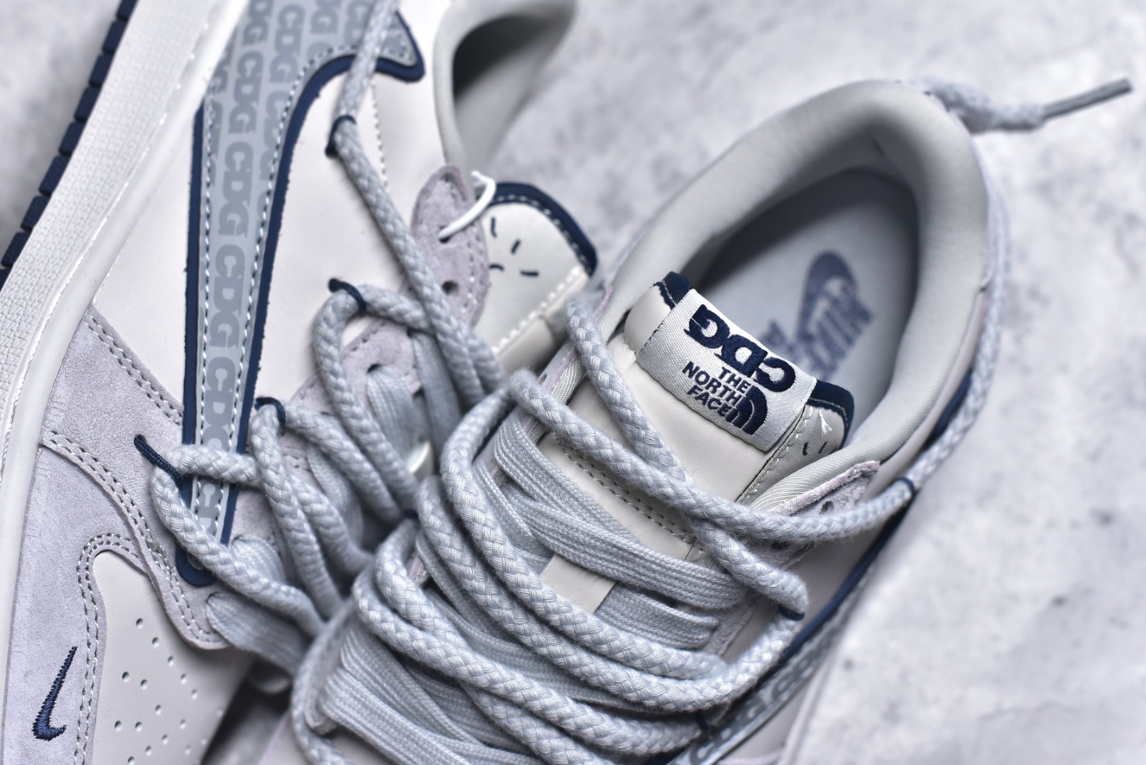 图片[9]-#Travis Scott x Fragment Design x Jordan Air Jordan 1 Low OG SP “北面联名——CDG米蓝抽绳” 多方联名合作融合了Travis Scott 独特的音乐风格，藤原浩个性的设计风格以及Jordan品牌的经典元素 使其成为一双具有独特身份和价值的鞋子 清新而立体的外观加上联名标识更突出了其独特身份 这种配色方案显示出活力和时尚感 在视觉上引人注目 鞋身的质感和细腻的细节处理使其显得高端而格调十足 这款“倒钩”联名是设计与创意完美结合 融合多方的个性风格是一款备受瞩目的潮流鞋款 低帮休闲板鞋 定制鞋盒 大厂纯原品质出货 超高清洁度 皮料切割干净无任何毛边 细节完美 货号：XX3318-515 尺码：36 36.5 37.5 38 38.5 39 40 40.5 41 42 42.5 43 44 44.5 45-选品中心
