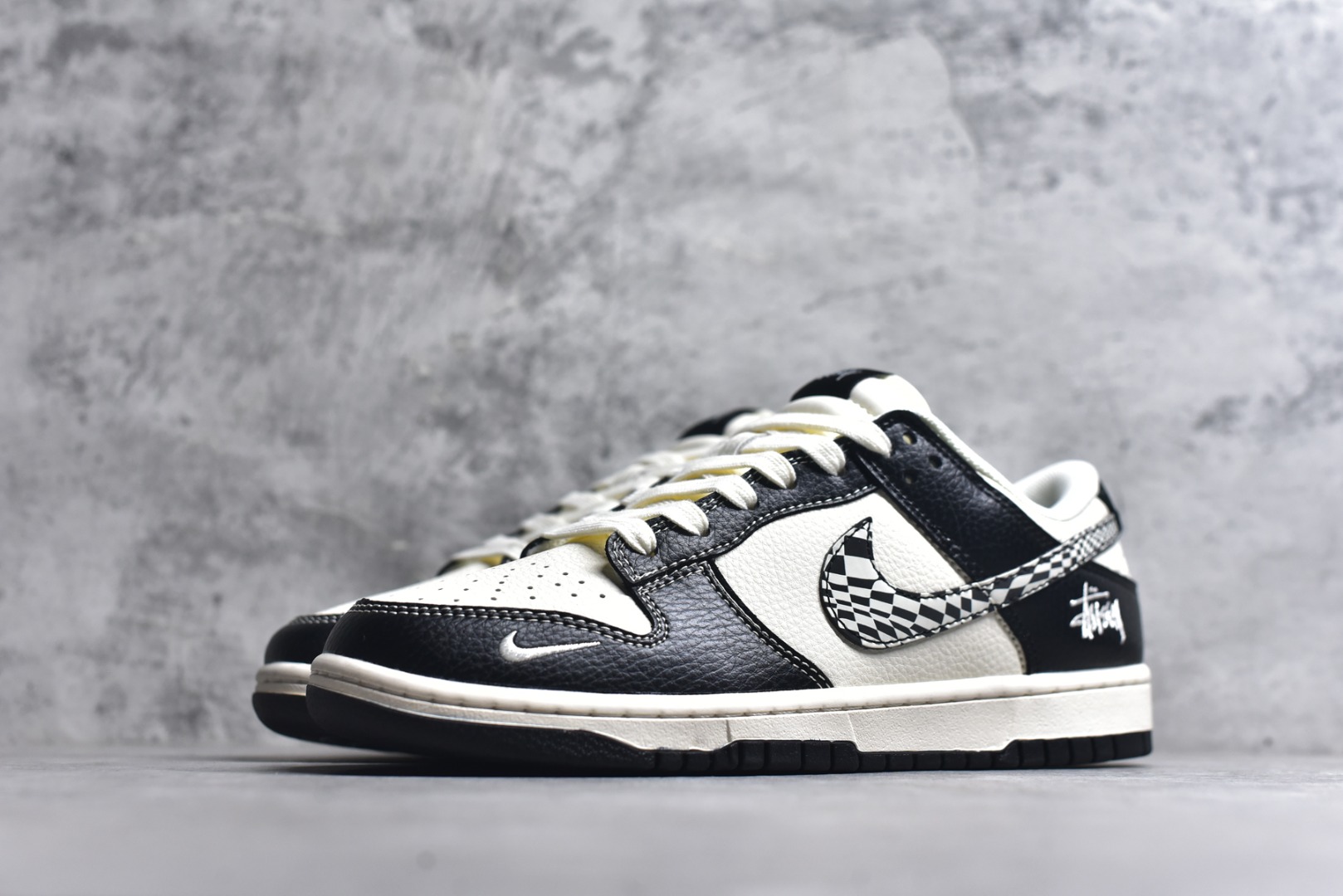 图片[2]-#海外爆款限量发售！Nike SB Dunk Low “斯图西联名——米黑创意勾” 高端定制 低帮休闲板鞋 定制鞋盒 大厂纯原品质出货 超高清洁度 皮料切割干净无任何毛边 细节完美 货号：QW5836-029 尺码：36 36.5 37.5 38 38.5 39 40 40.5 41 42 42.5 43 44 44.5 45-选品中心