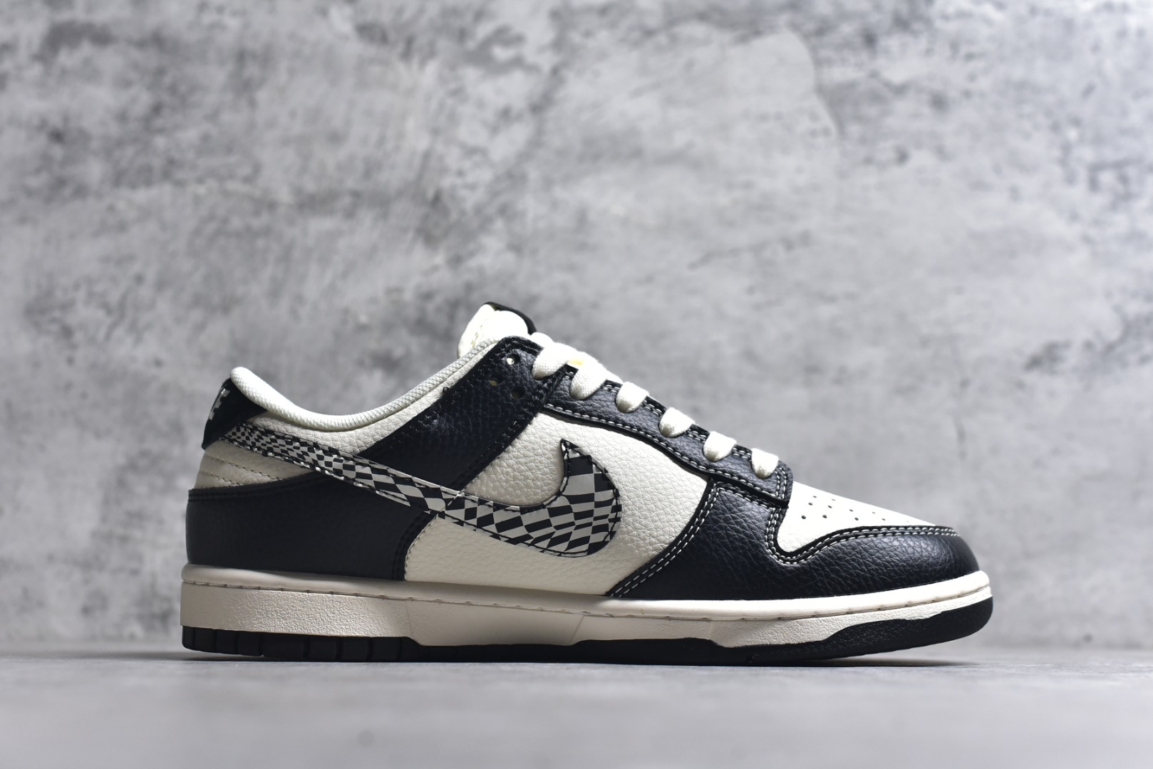 图片[3]-#海外爆款限量发售！Nike SB Dunk Low “斯图西联名——米黑创意勾” 高端定制 低帮休闲板鞋 定制鞋盒 大厂纯原品质出货 超高清洁度 皮料切割干净无任何毛边 细节完美 货号：QW5836-029 尺码：36 36.5 37.5 38 38.5 39 40 40.5 41 42 42.5 43 44 44.5 45-选品中心