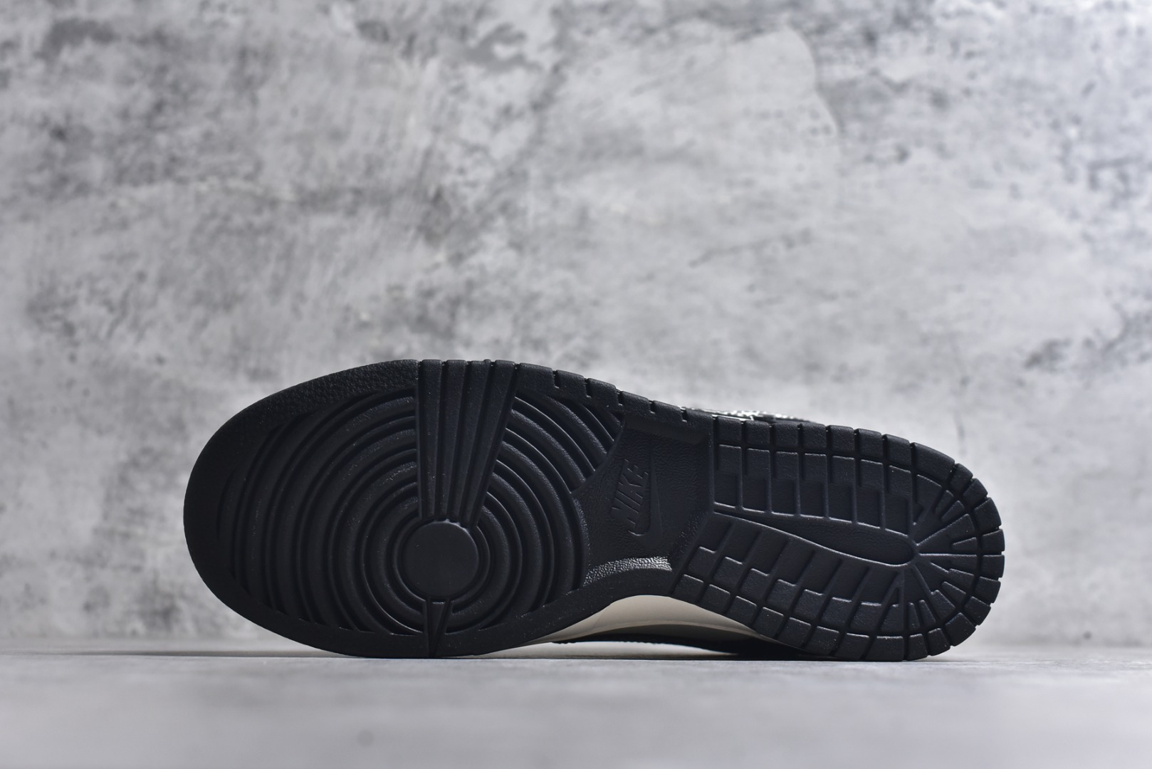 图片[6]-#海外爆款限量发售！Nike SB Dunk Low “斯图西联名——米黑创意勾” 高端定制 低帮休闲板鞋 定制鞋盒 大厂纯原品质出货 超高清洁度 皮料切割干净无任何毛边 细节完美 货号：QW5836-029 尺码：36 36.5 37.5 38 38.5 39 40 40.5 41 42 42.5 43 44 44.5 45-选品中心