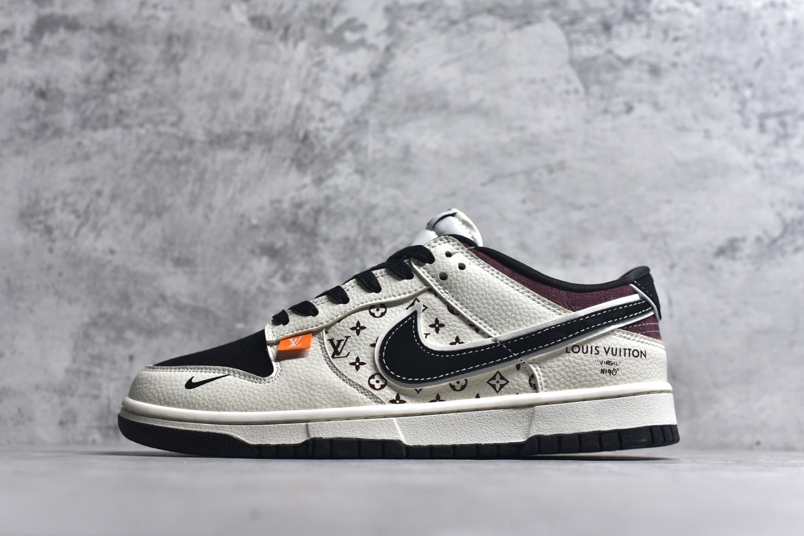 #海外爆款限量发售！Nike SB Dunk Low“ LV联名—米黑棕印花” 周年高端定制 低帮休闲板鞋 定制鞋盒 大厂纯原品质出货 超高清洁度 皮料切割干净无任何毛边 细节完美 货号：MN1688-105 尺码：36 36.5 37.5 38 38.5 39 40 40.5 41 42 42.5 43 44 44.5 45-选品中心