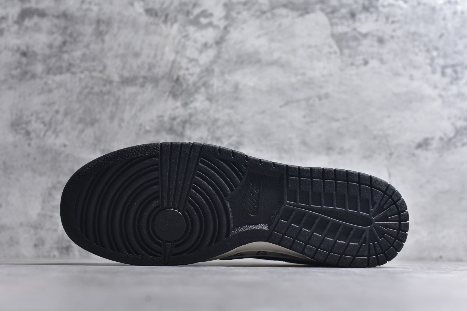 图片[6]-#海外爆款限量发售！Nike SB Dunk Low“ LV联名—米黑棕印花” 周年高端定制 低帮休闲板鞋 定制鞋盒 大厂纯原品质出货 超高清洁度 皮料切割干净无任何毛边 细节完美 货号：MN1688-105 尺码：36 36.5 37.5 38 38.5 39 40 40.5 41 42 42.5 43 44 44.5 45-选品中心