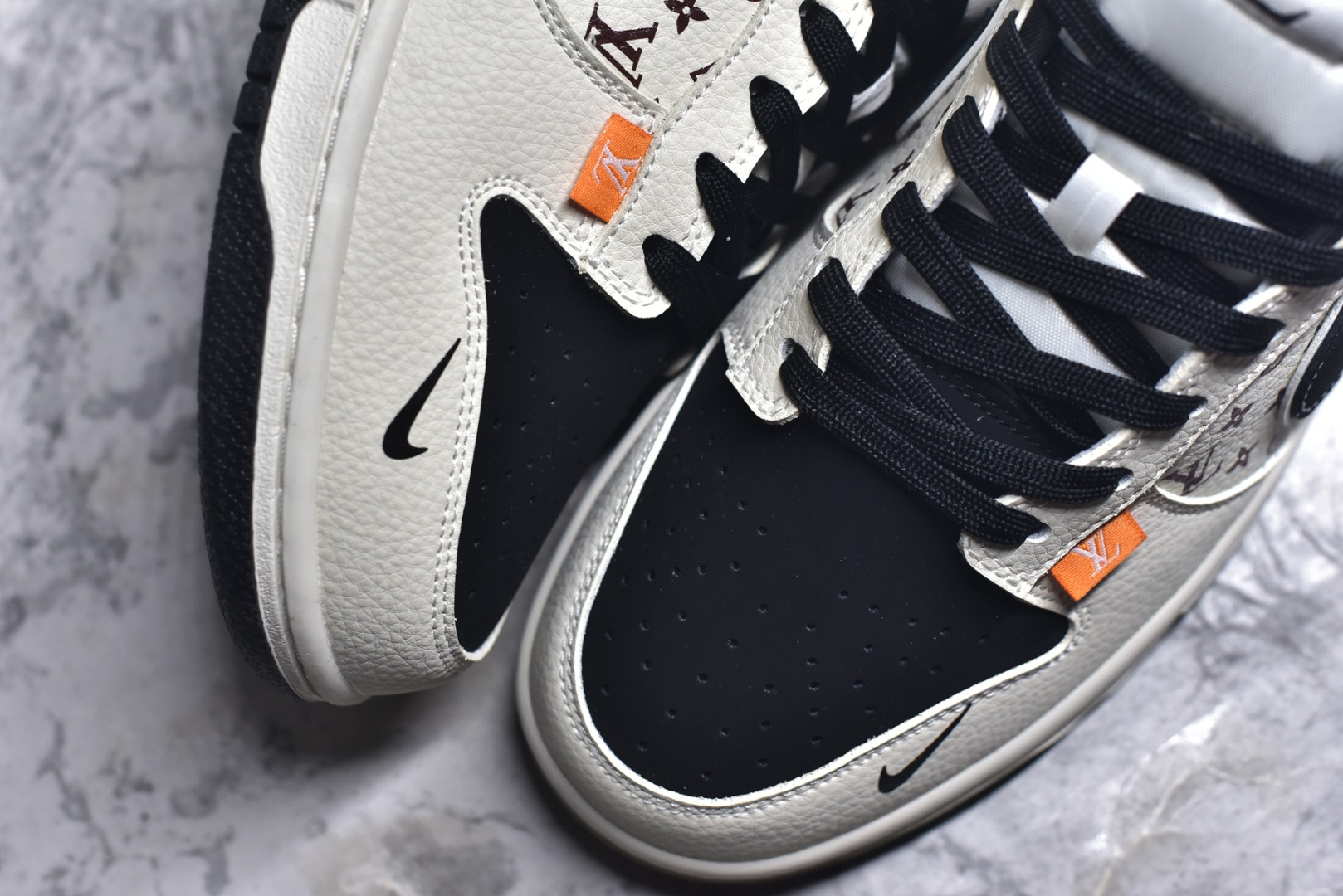 图片[8]-#海外爆款限量发售！Nike SB Dunk Low“ LV联名—米黑棕印花” 周年高端定制 低帮休闲板鞋 定制鞋盒 大厂纯原品质出货 超高清洁度 皮料切割干净无任何毛边 细节完美 货号：MN1688-105 尺码：36 36.5 37.5 38 38.5 39 40 40.5 41 42 42.5 43 44 44.5 45-选品中心