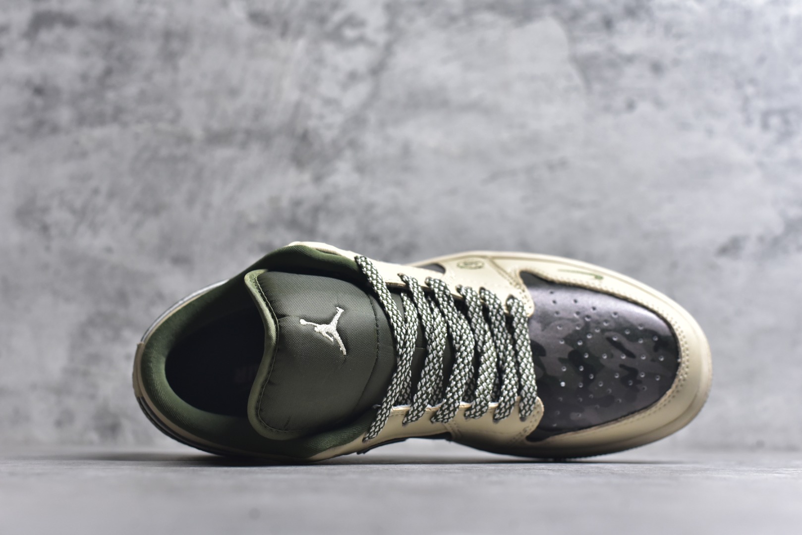 图片[4]-#Air Jordan 1 Low x 北面 x CDG 联名款｜野性与潮流的碰撞。当飞人图腾邂逅户外传奇，再融合先锋时尚的基因，这双Air Jordan 1 Low QG1988-017直接把跨界联名的质感拉满！浅卡其色鞋身搭配墨绿迷彩拼接，皮革与耐磨材质的碰撞，既有AJ1经典的复古轮廓，又注入了The North Face的户外硬核气质。鞋侧Swoosh满印CDG标识，后跟北面logo醒目点缀，三重品牌元素的融合毫不违和，每一处细节都透着潮流与机能的双重魅力。粗织鞋带、撞色包边的设计，让这双鞋不仅是穿搭利器，更暗藏户外探索的野性；低帮版型兼顾日常上脚的舒适与百搭，不管是街头潮搭还是轻户外造型，都能轻松hold住。这双集AJ的经典、北面的硬核、CDG的先锋于一体的联名款，是潮流玩家和户外爱好者都无法拒绝的收藏级单品！-选品中心