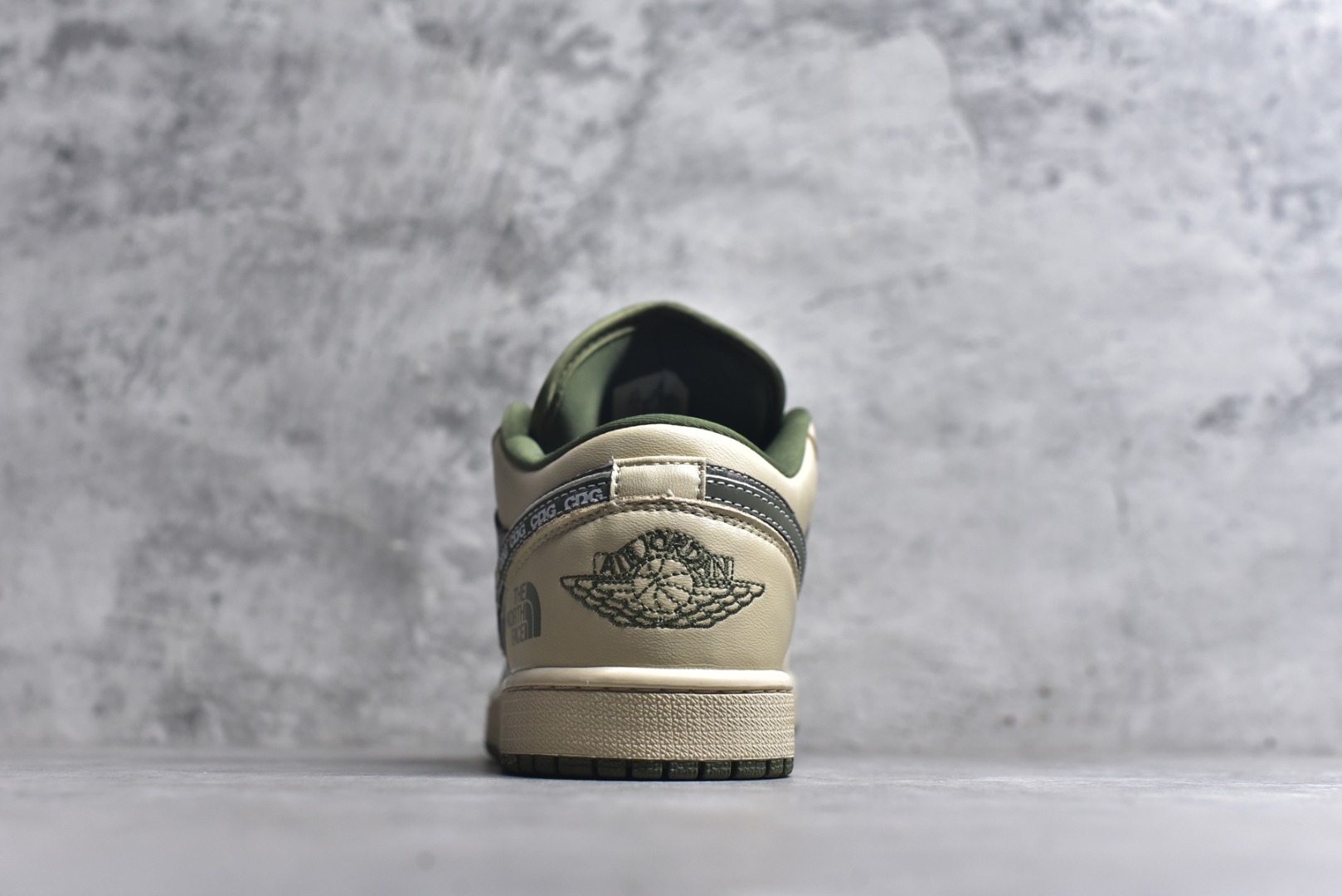 图片[5]-#Air Jordan 1 Low x 北面 x CDG 联名款｜野性与潮流的碰撞。当飞人图腾邂逅户外传奇，再融合先锋时尚的基因，这双Air Jordan 1 Low QG1988-017直接把跨界联名的质感拉满！浅卡其色鞋身搭配墨绿迷彩拼接，皮革与耐磨材质的碰撞，既有AJ1经典的复古轮廓，又注入了The North Face的户外硬核气质。鞋侧Swoosh满印CDG标识，后跟北面logo醒目点缀，三重品牌元素的融合毫不违和，每一处细节都透着潮流与机能的双重魅力。粗织鞋带、撞色包边的设计，让这双鞋不仅是穿搭利器，更暗藏户外探索的野性；低帮版型兼顾日常上脚的舒适与百搭，不管是街头潮搭还是轻户外造型，都能轻松hold住。这双集AJ的经典、北面的硬核、CDG的先锋于一体的联名款，是潮流玩家和户外爱好者都无法拒绝的收藏级单品！-选品中心