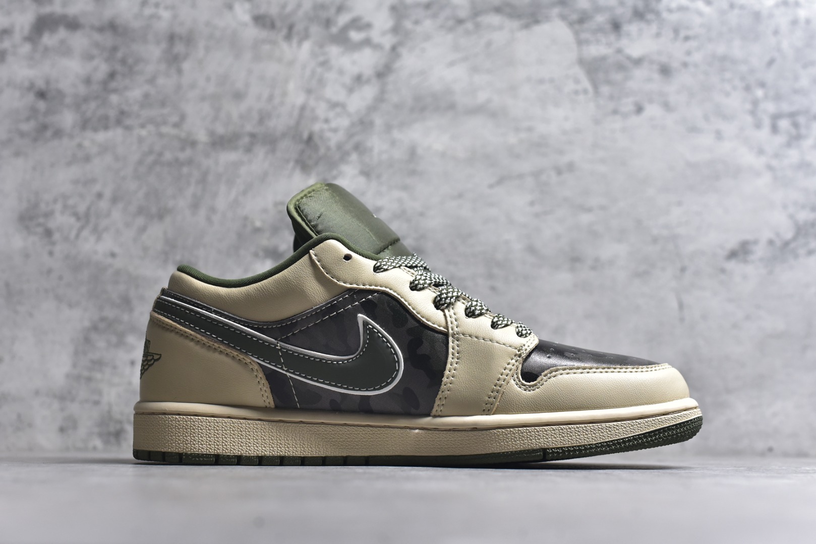 图片[3]-#Air Jordan 1 Low x 北面 x CDG 联名款｜野性与潮流的碰撞。当飞人图腾邂逅户外传奇，再融合先锋时尚的基因，这双Air Jordan 1 Low QG1988-017直接把跨界联名的质感拉满！浅卡其色鞋身搭配墨绿迷彩拼接，皮革与耐磨材质的碰撞，既有AJ1经典的复古轮廓，又注入了The North Face的户外硬核气质。鞋侧Swoosh满印CDG标识，后跟北面logo醒目点缀，三重品牌元素的融合毫不违和，每一处细节都透着潮流与机能的双重魅力。粗织鞋带、撞色包边的设计，让这双鞋不仅是穿搭利器，更暗藏户外探索的野性；低帮版型兼顾日常上脚的舒适与百搭，不管是街头潮搭还是轻户外造型，都能轻松hold住。这双集AJ的经典、北面的硬核、CDG的先锋于一体的联名款，是潮流玩家和户外爱好者都无法拒绝的收藏级单品！-选品中心