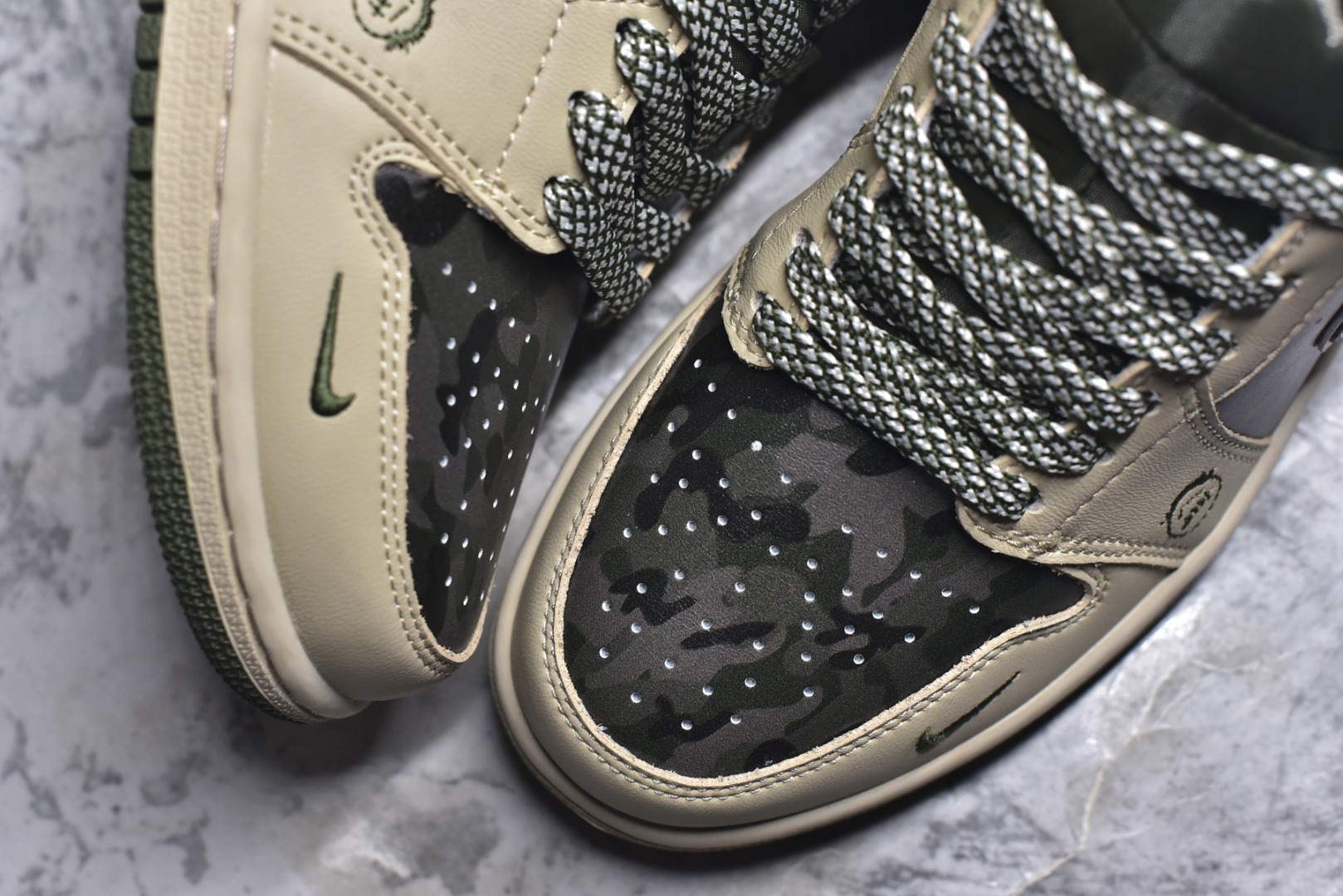 图片[8]-#Air Jordan 1 Low x 北面 x CDG 联名款｜野性与潮流的碰撞。当飞人图腾邂逅户外传奇，再融合先锋时尚的基因，这双Air Jordan 1 Low QG1988-017直接把跨界联名的质感拉满！浅卡其色鞋身搭配墨绿迷彩拼接，皮革与耐磨材质的碰撞，既有AJ1经典的复古轮廓，又注入了The North Face的户外硬核气质。鞋侧Swoosh满印CDG标识，后跟北面logo醒目点缀，三重品牌元素的融合毫不违和，每一处细节都透着潮流与机能的双重魅力。粗织鞋带、撞色包边的设计，让这双鞋不仅是穿搭利器，更暗藏户外探索的野性；低帮版型兼顾日常上脚的舒适与百搭，不管是街头潮搭还是轻户外造型，都能轻松hold住。这双集AJ的经典、北面的硬核、CDG的先锋于一体的联名款，是潮流玩家和户外爱好者都无法拒绝的收藏级单品！-选品中心
