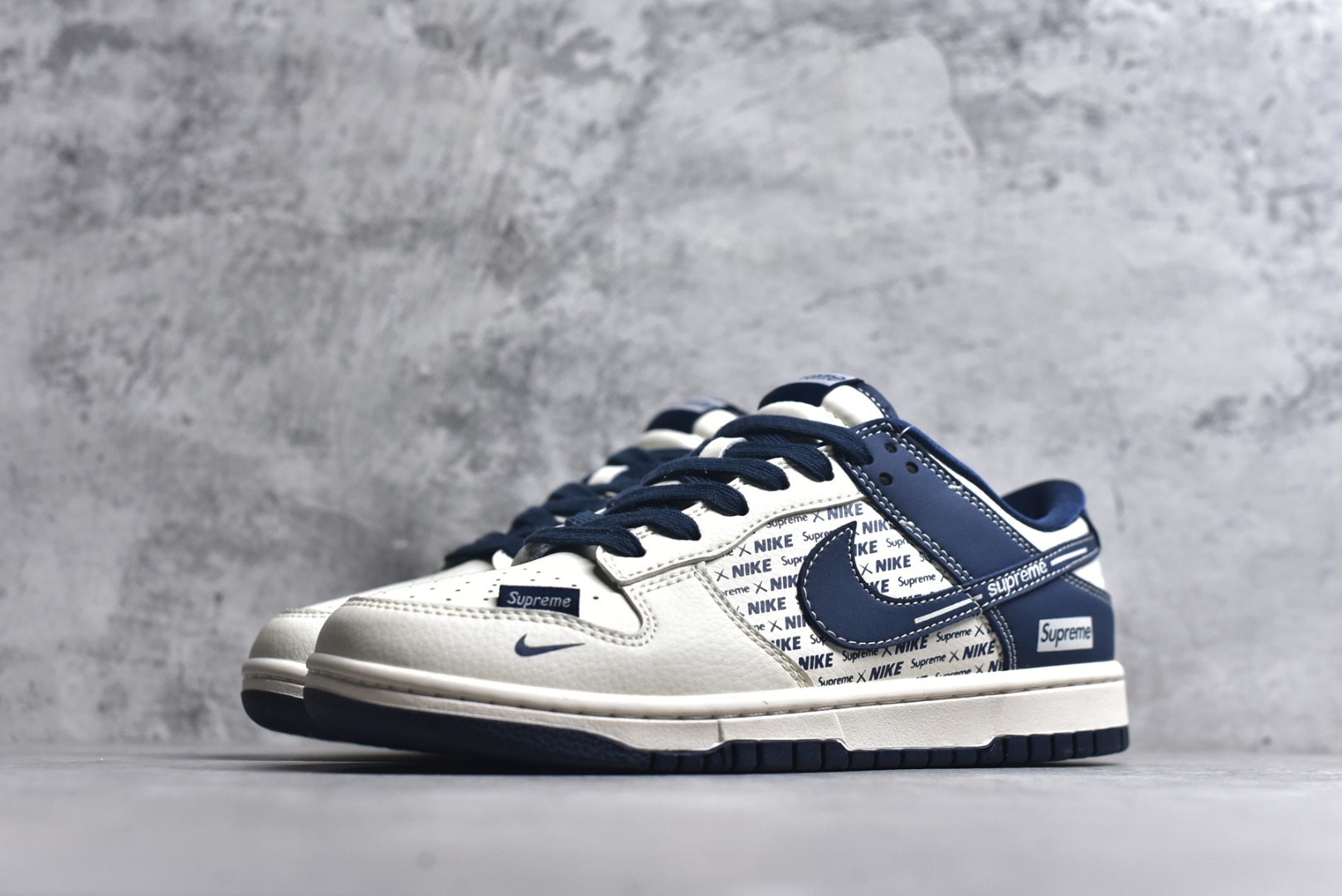 图片[2]-#海外爆款限量发售！高端定制Nike SB Dunk Low “supreme联名——白蓝印花” 高端定制 低帮休闲板鞋 定制鞋盒 大厂纯原品质出货 超高清洁度 皮料切割干净无任何毛边 细节完美 货号：XD1588-238 尺码：36 36.5 37.5 38 38.5 39 40 40.5 41 42 42.5 43 44 44.5 45-选品中心