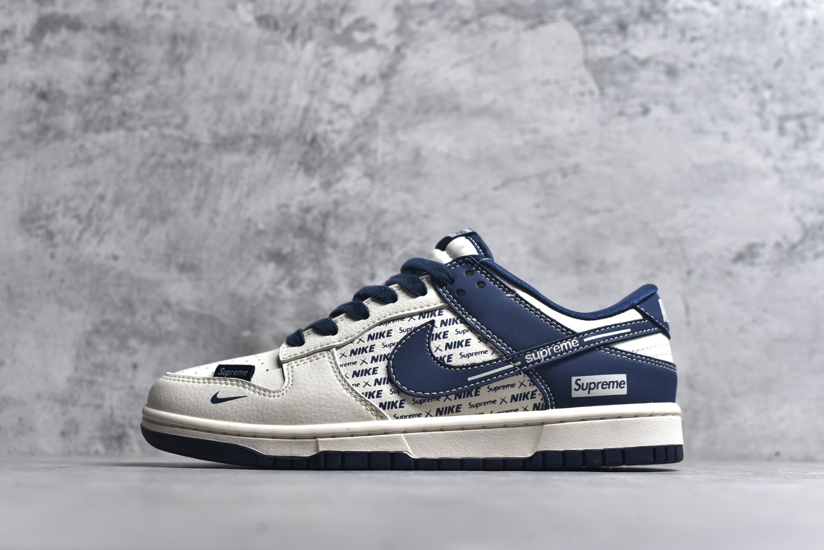 #海外爆款限量发售！高端定制Nike SB Dunk Low “supreme联名------白蓝印花” 高端定制 低帮休闲板鞋 定制鞋盒 大厂纯原品质出货 超高清洁度 皮料切割干净无任何毛边 细节完美 货号：XD1588-238 尺码：36 36.5 37.5 38 38.5 39 40 40.5 41 42 42.5 43 44 44.5 45-选品中心