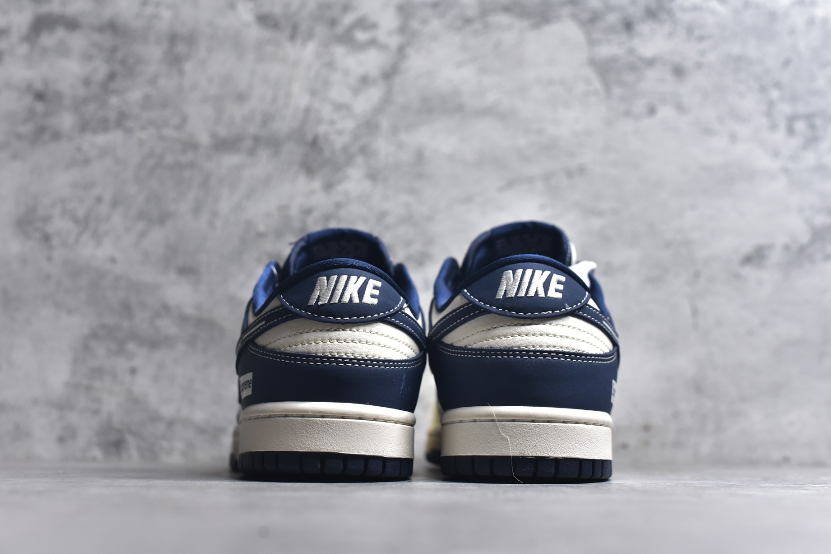 图片[5]-#海外爆款限量发售！高端定制Nike SB Dunk Low “supreme联名——白蓝印花” 高端定制 低帮休闲板鞋 定制鞋盒 大厂纯原品质出货 超高清洁度 皮料切割干净无任何毛边 细节完美 货号：XD1588-238 尺码：36 36.5 37.5 38 38.5 39 40 40.5 41 42 42.5 43 44 44.5 45-选品中心