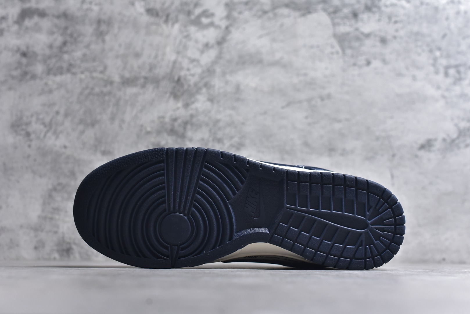 图片[6]-#海外爆款限量发售！高端定制Nike SB Dunk Low “supreme联名——白蓝印花” 高端定制 低帮休闲板鞋 定制鞋盒 大厂纯原品质出货 超高清洁度 皮料切割干净无任何毛边 细节完美 货号：XD1588-238 尺码：36 36.5 37.5 38 38.5 39 40 40.5 41 42 42.5 43 44 44.5 45-选品中心