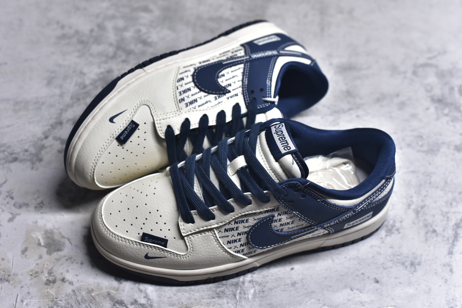 图片[7]-#海外爆款限量发售！高端定制Nike SB Dunk Low “supreme联名——白蓝印花” 高端定制 低帮休闲板鞋 定制鞋盒 大厂纯原品质出货 超高清洁度 皮料切割干净无任何毛边 细节完美 货号：XD1588-238 尺码：36 36.5 37.5 38 38.5 39 40 40.5 41 42 42.5 43 44 44.5 45-选品中心