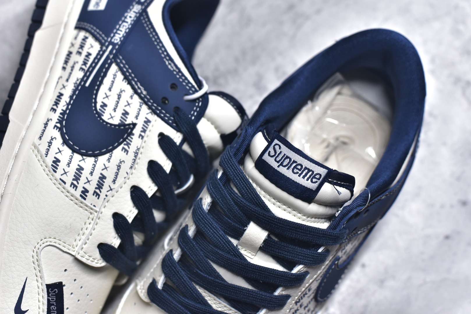 图片[9]-#海外爆款限量发售！高端定制Nike SB Dunk Low “supreme联名——白蓝印花” 高端定制 低帮休闲板鞋 定制鞋盒 大厂纯原品质出货 超高清洁度 皮料切割干净无任何毛边 细节完美 货号：XD1588-238 尺码：36 36.5 37.5 38 38.5 39 40 40.5 41 42 42.5 43 44 44.5 45-选品中心