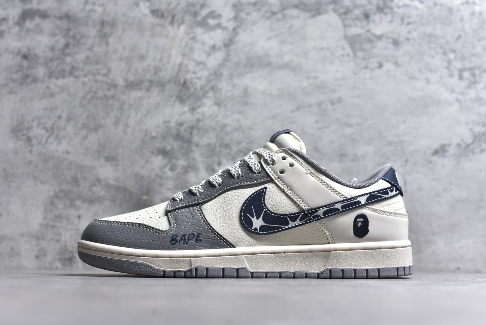 #海外爆款限量发售！Nike SB Dunk Low“ 猿人头联名—米灰黑” 周年高端定制 低帮休闲板鞋 定制鞋盒 大厂纯原品质出货 超高清洁度 皮料切割干净无任何毛边 细节完美 货号：JP1628-036 尺码：36 36.5 37.5 38 38.5 39 40 40.5 41 42 42.5 43 44 44.5 45-选品中心