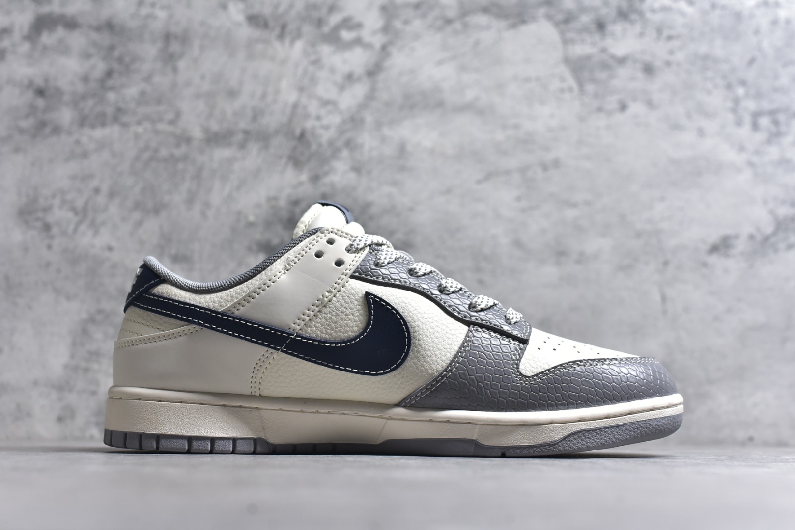 图片[3]-#海外爆款限量发售！Nike SB Dunk Low“ 猿人头联名—米灰黑” 周年高端定制 低帮休闲板鞋 定制鞋盒 大厂纯原品质出货 超高清洁度 皮料切割干净无任何毛边 细节完美 货号：JP1628-036 尺码：36 36.5 37.5 38 38.5 39 40 40.5 41 42 42.5 43 44 44.5 45-选品中心