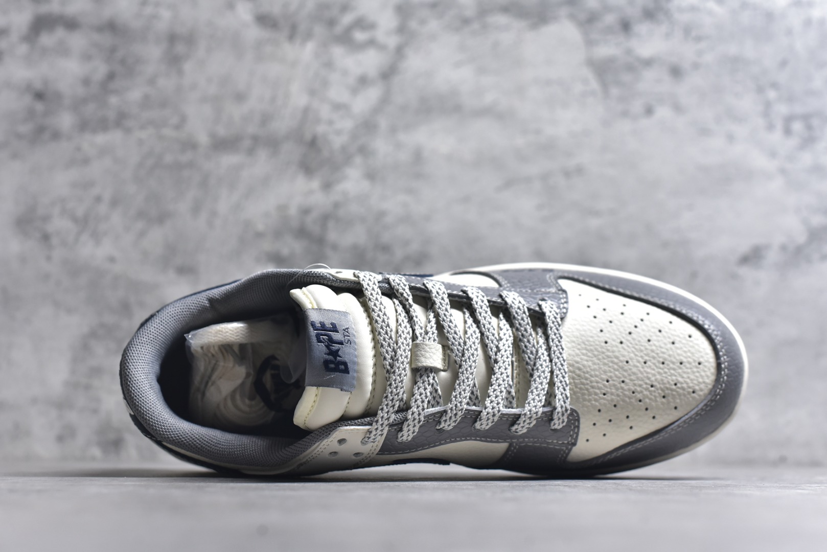 图片[4]-#海外爆款限量发售！Nike SB Dunk Low“ 猿人头联名—米灰黑” 周年高端定制 低帮休闲板鞋 定制鞋盒 大厂纯原品质出货 超高清洁度 皮料切割干净无任何毛边 细节完美 货号：JP1628-036 尺码：36 36.5 37.5 38 38.5 39 40 40.5 41 42 42.5 43 44 44.5 45-选品中心