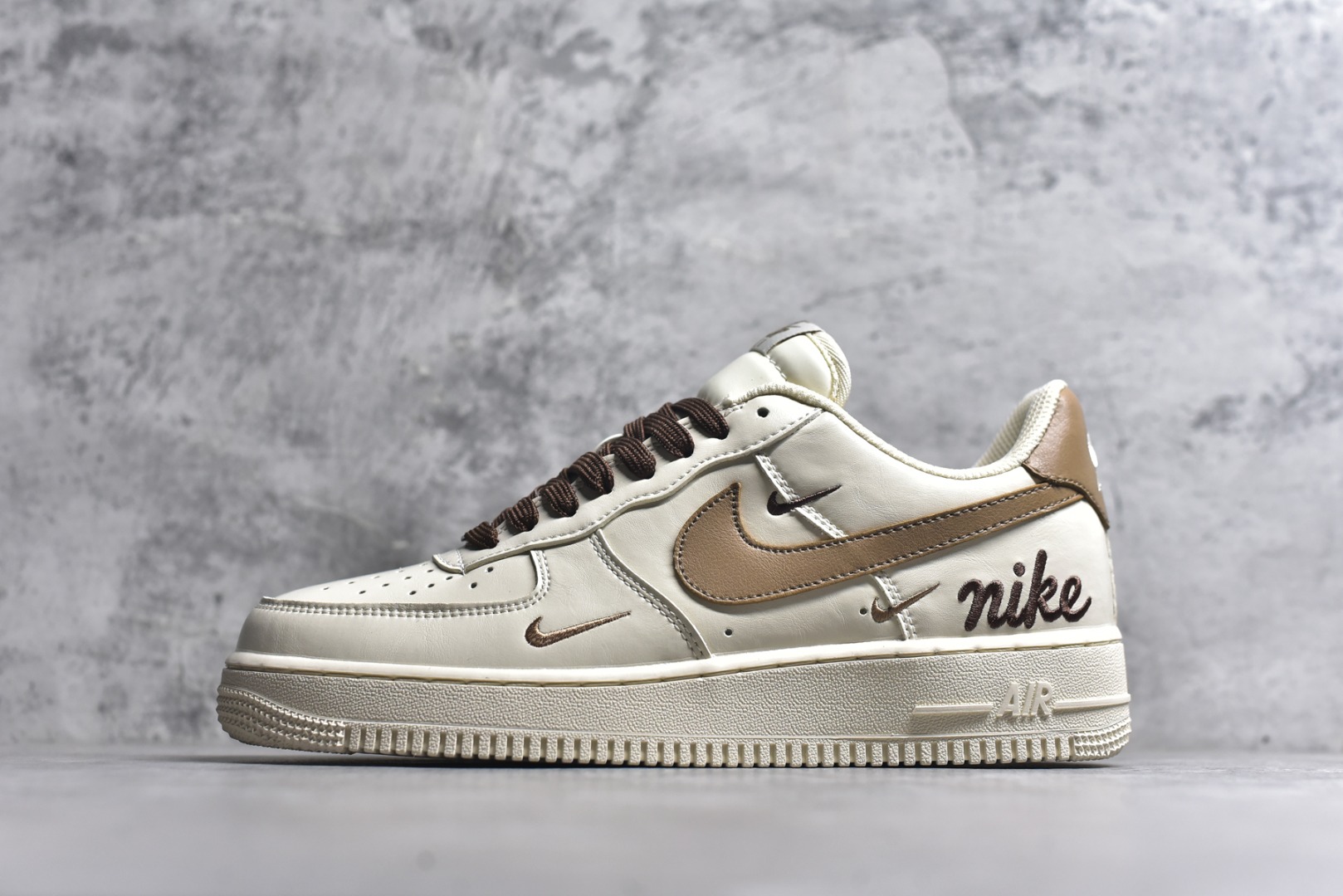 #海外限量发售！公司级NIke Air Force 1 \'07 Low 奶咖白棕三小勾 空军一号低帮 运动鞋 休闲鞋 折边针车 工艺难度大 原楦头原纸板 高端定制鞋盒 原厂鞋底 超高清洁度 细节完美 货号：NH0601-584 尺码：36 36.5 37.5 38 38.5 39 40 40.5 41 42 42.5 43 44 44.5 45-选品中心