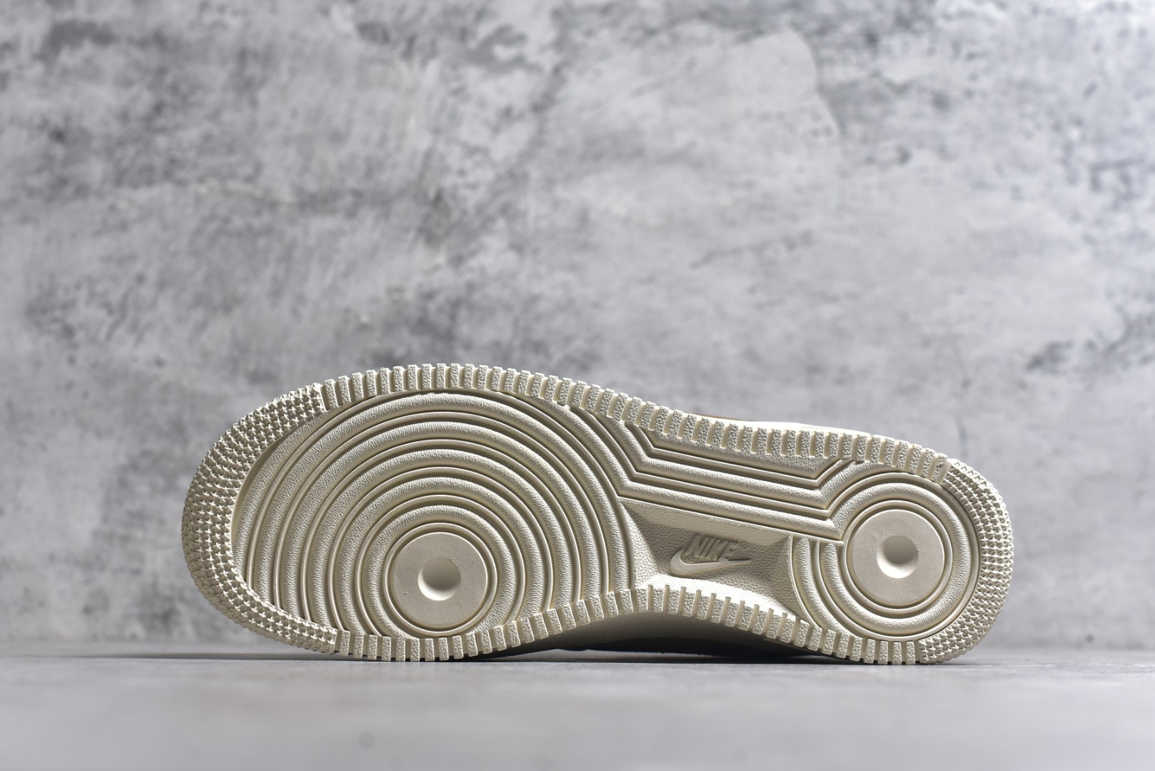 图片[6]-#海外限量发售！公司级NIke Air Force 1 \’07 Low 奶咖白棕三小勾 空军一号低帮 运动鞋 休闲鞋 折边针车 工艺难度大 原楦头原纸板 高端定制鞋盒 原厂鞋底 超高清洁度 细节完美 货号：NH0601-584 尺码：36 36.5 37.5 38 38.5 39 40 40.5 41 42 42.5 43 44 44.5 45-选品中心