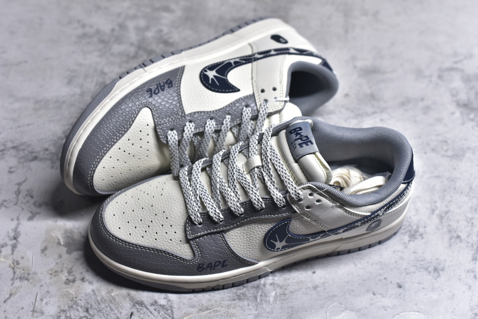 图片[7]-#海外爆款限量发售！Nike SB Dunk Low“ 猿人头联名—米灰黑” 周年高端定制 低帮休闲板鞋 定制鞋盒 大厂纯原品质出货 超高清洁度 皮料切割干净无任何毛边 细节完美 货号：JP1628-036 尺码：36 36.5 37.5 38 38.5 39 40 40.5 41 42 42.5 43 44 44.5 45-选品中心