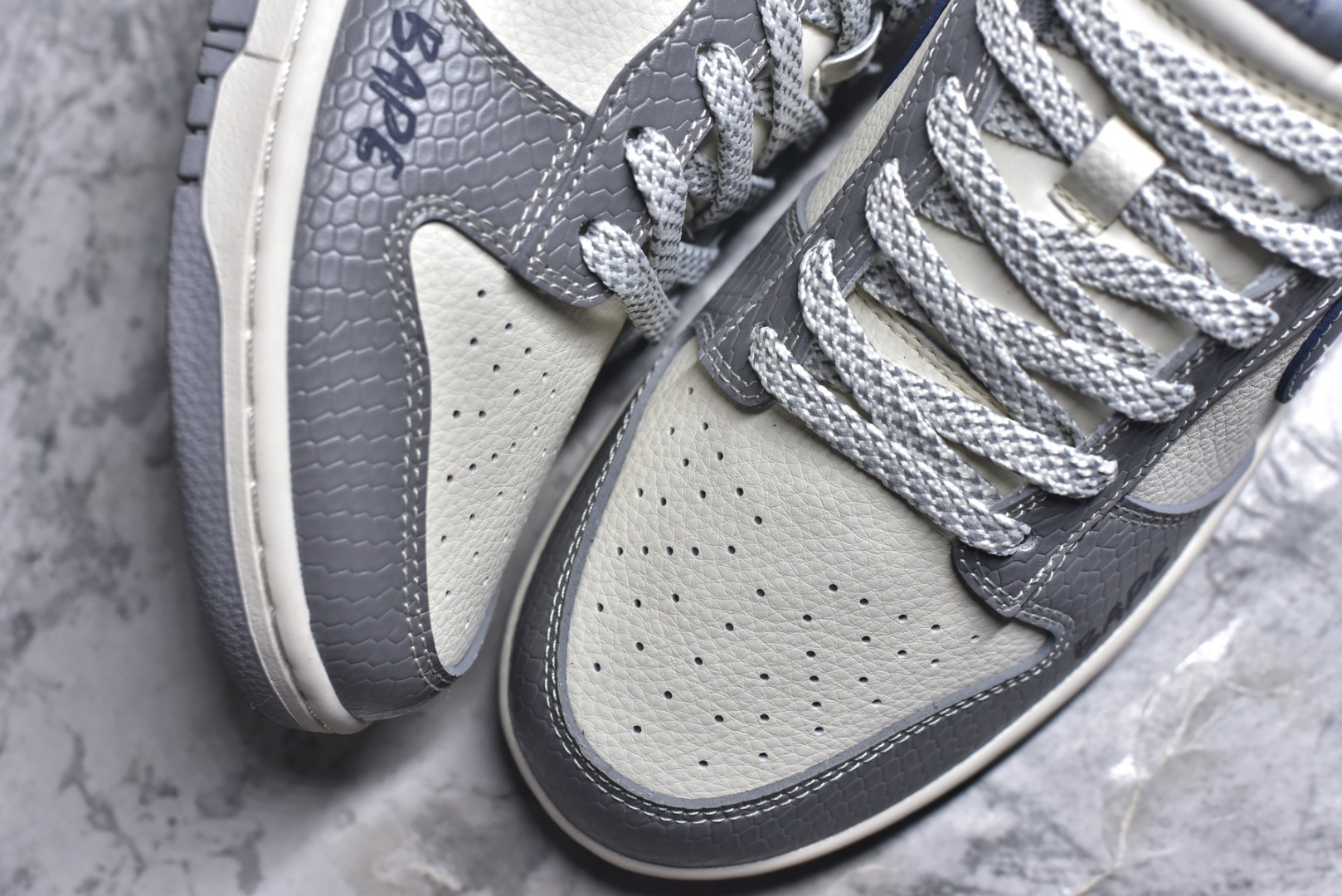 图片[8]-#海外爆款限量发售！Nike SB Dunk Low“ 猿人头联名—米灰黑” 周年高端定制 低帮休闲板鞋 定制鞋盒 大厂纯原品质出货 超高清洁度 皮料切割干净无任何毛边 细节完美 货号：JP1628-036 尺码：36 36.5 37.5 38 38.5 39 40 40.5 41 42 42.5 43 44 44.5 45-选品中心