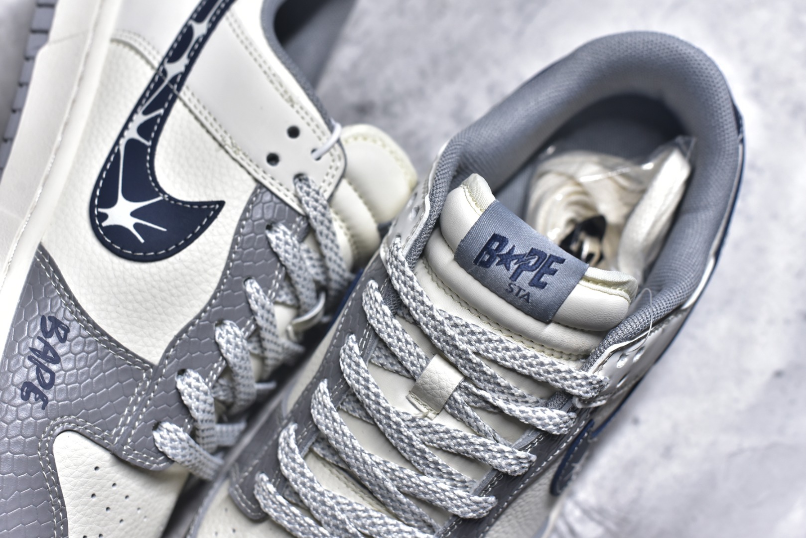 图片[9]-#海外爆款限量发售！Nike SB Dunk Low“ 猿人头联名—米灰黑” 周年高端定制 低帮休闲板鞋 定制鞋盒 大厂纯原品质出货 超高清洁度 皮料切割干净无任何毛边 细节完美 货号：JP1628-036 尺码：36 36.5 37.5 38 38.5 39 40 40.5 41 42 42.5 43 44 44.5 45-选品中心