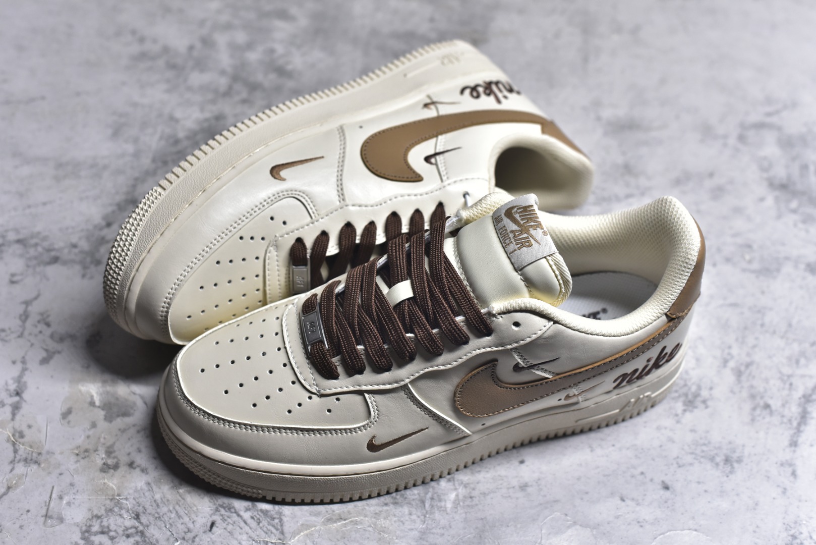 图片[7]-#海外限量发售！公司级NIke Air Force 1 \’07 Low 奶咖白棕三小勾 空军一号低帮 运动鞋 休闲鞋 折边针车 工艺难度大 原楦头原纸板 高端定制鞋盒 原厂鞋底 超高清洁度 细节完美 货号：NH0601-584 尺码：36 36.5 37.5 38 38.5 39 40 40.5 41 42 42.5 43 44 44.5 45-选品中心