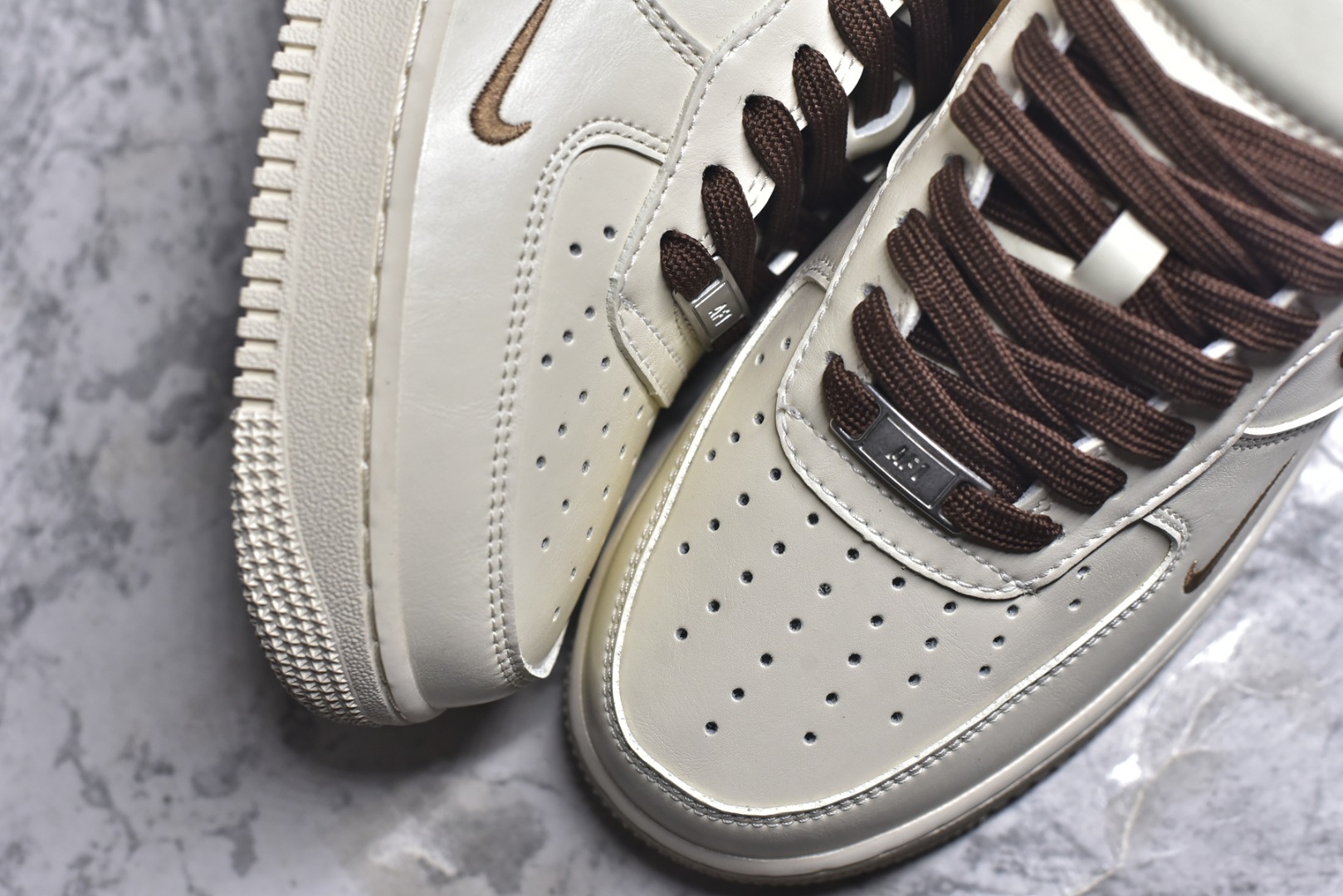 图片[8]-#海外限量发售！公司级NIke Air Force 1 \’07 Low 奶咖白棕三小勾 空军一号低帮 运动鞋 休闲鞋 折边针车 工艺难度大 原楦头原纸板 高端定制鞋盒 原厂鞋底 超高清洁度 细节完美 货号：NH0601-584 尺码：36 36.5 37.5 38 38.5 39 40 40.5 41 42 42.5 43 44 44.5 45-选品中心