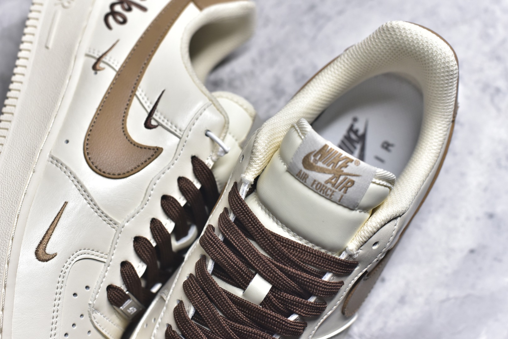 图片[9]-#海外限量发售！公司级NIke Air Force 1 \’07 Low 奶咖白棕三小勾 空军一号低帮 运动鞋 休闲鞋 折边针车 工艺难度大 原楦头原纸板 高端定制鞋盒 原厂鞋底 超高清洁度 细节完美 货号：NH0601-584 尺码：36 36.5 37.5 38 38.5 39 40 40.5 41 42 42.5 43 44 44.5 45-选品中心