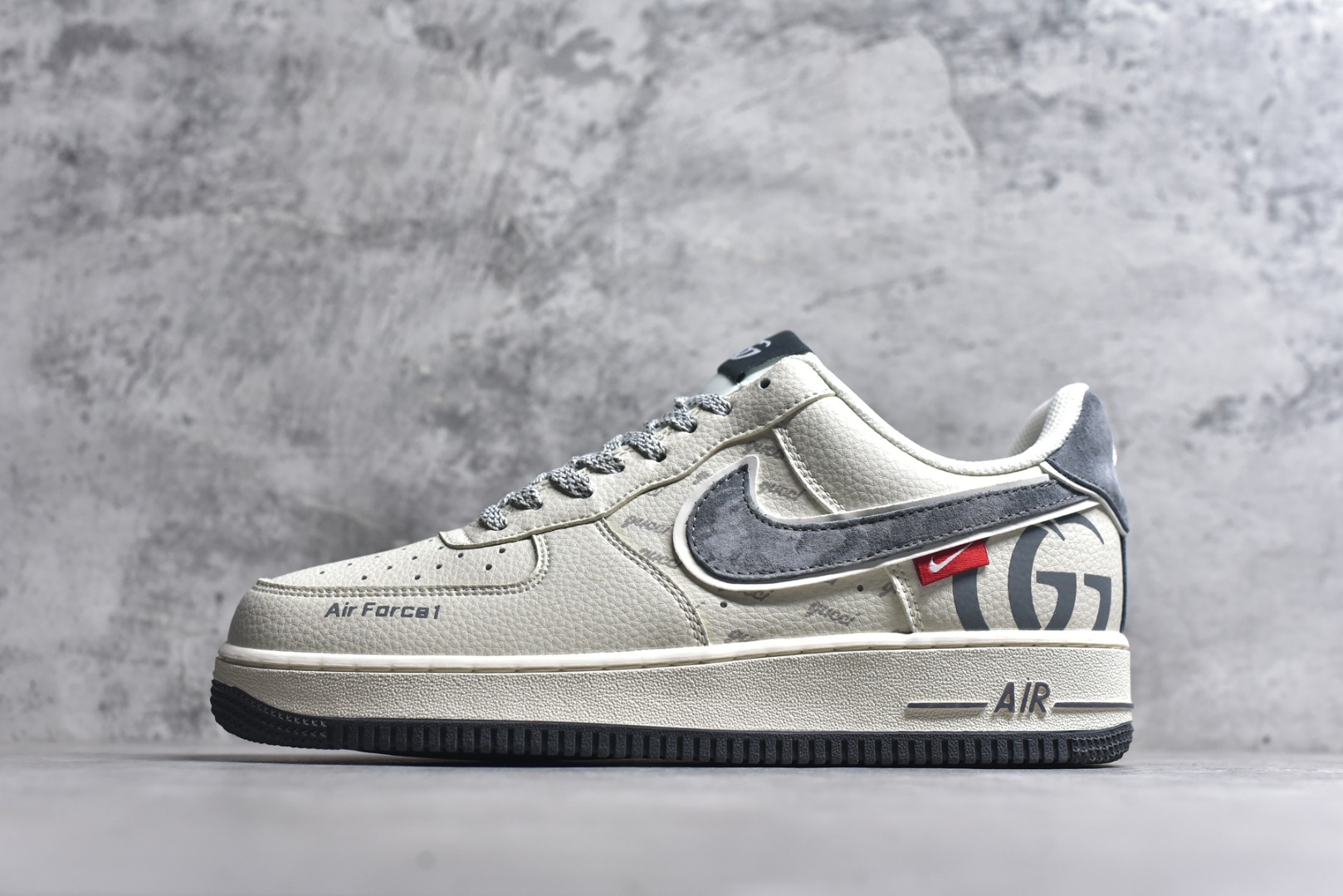 #海外限量发售！公司级NIke Air Force 1 \'07 Low “古驰联名-米灰猪八革”空军一号 低帮 运动鞋 休闲鞋 折边针车 工艺难度大 原楦头原纸板 原装鞋盒 定制五金配件 内置全掌气垫 原厂鞋底 货号：XL1982-330 尺码：36 36.5 37.5 38 38.5 39 40 40.5 41 42 42.5 43 44 44.5 45-选品中心