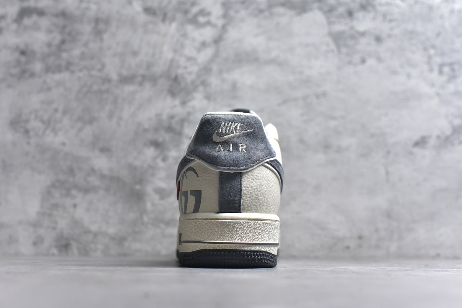 图片[5]-#海外限量发售！公司级NIke Air Force 1 \’07 Low “古驰联名-米灰猪八革”空军一号 低帮 运动鞋 休闲鞋 折边针车 工艺难度大 原楦头原纸板 原装鞋盒 定制五金配件 内置全掌气垫 原厂鞋底 货号：XL1982-330 尺码：36 36.5 37.5 38 38.5 39 40 40.5 41 42 42.5 43 44 44.5 45-选品中心