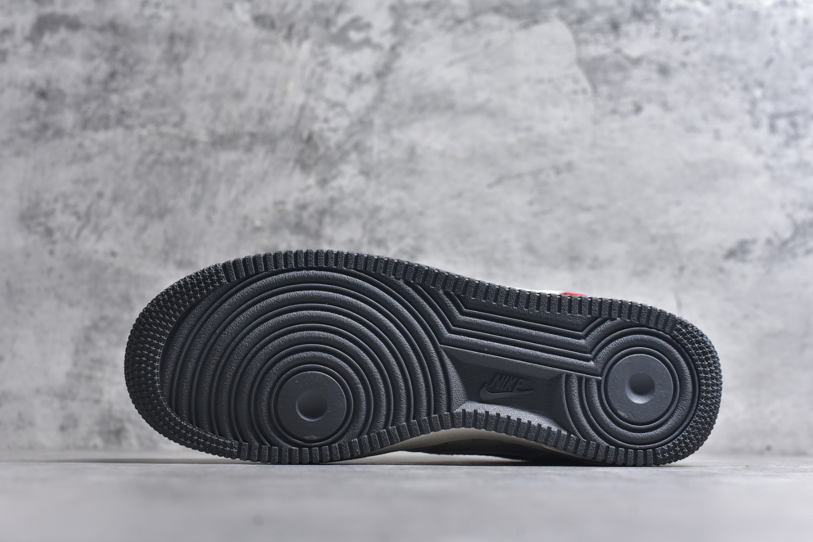 图片[6]-#海外限量发售！公司级NIke Air Force 1 \’07 Low “古驰联名-米灰猪八革”空军一号 低帮 运动鞋 休闲鞋 折边针车 工艺难度大 原楦头原纸板 原装鞋盒 定制五金配件 内置全掌气垫 原厂鞋底 货号：XL1982-330 尺码：36 36.5 37.5 38 38.5 39 40 40.5 41 42 42.5 43 44 44.5 45-选品中心