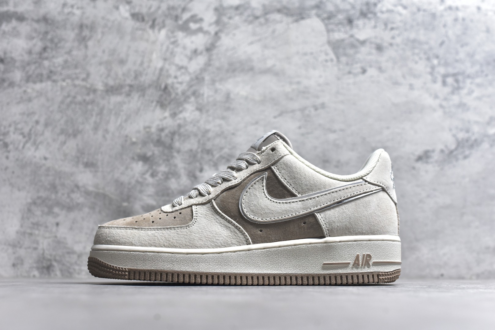 #Air Force 1 \'07 Low 阿基拉 原楦头原纸板 打造纯正空军版型 #专注外贸渠道 全掌内置蜂窝气垫 #原盒配件 原厂中底钢印、拉帮完美 官方同步上架 货号：DQ3966-183 尺码：36 36.5 37.5 38 38.5 39 40 40.5 41 42 42.5 43 44 44.5 45-选品中心