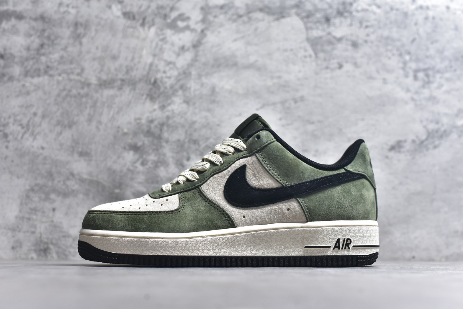 #Air Force 1 \'07 Low 阿基拉 原楦头原纸板 打造纯正空军版型 #专注外贸渠道 全掌内置蜂窝气垫 #原盒配件 原厂中底钢印、拉帮完美 官方同步上架 货号：DI3966-023 尺码：36 36.5 37.5 38 38.5 39 40 40.5 41 42 42.5 43 44 44.5 45-选品中心