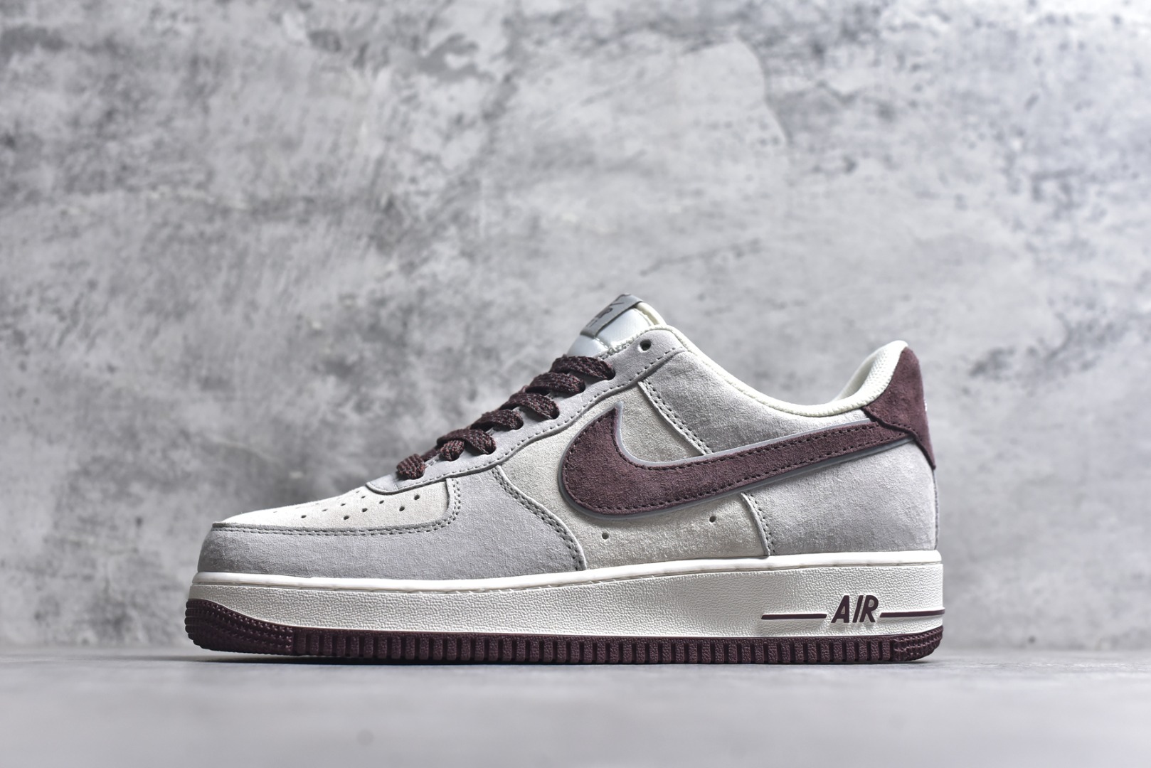 #Air Force 1 \'07 Low 阿基拉 原楦头原纸板 打造纯正空军版型 #专注外贸渠道 全掌内置蜂窝气垫 #原盒配件 原厂中底钢印、拉帮完美 官方同步上架 货号：DO3966-163 尺码：36 36.5 37.5 38 38.5 39 40 40.5 41 42 42.5 43 44 44.5 45-选品中心