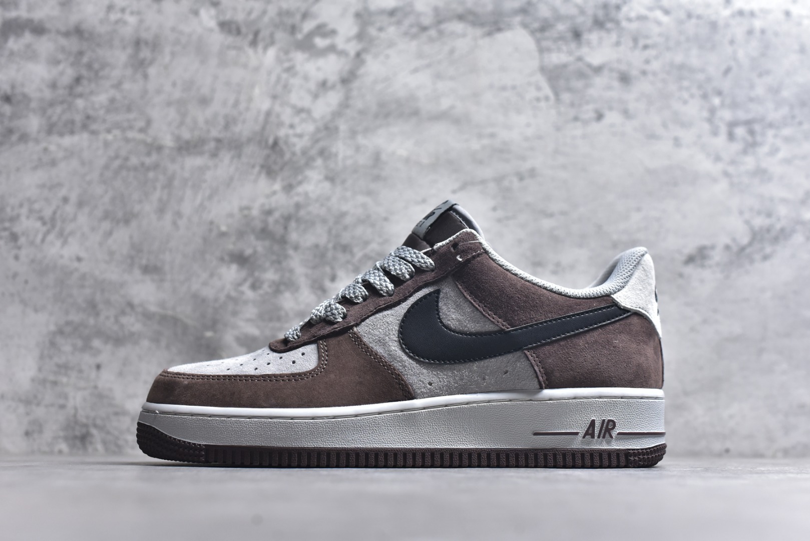 #Air Force 1 \'07 Low 阿基拉 原楦头原纸板 打造纯正空军版型 #专注外贸渠道 全掌内置蜂窝气垫 #原盒配件 原厂中底钢印、拉帮完美 官方同步上架 货号：DC3366-323 尺码：36 36.5 37.5 38 38.5 39 40 40.5 41 42 42.5 43 44 44.5 45-选品中心