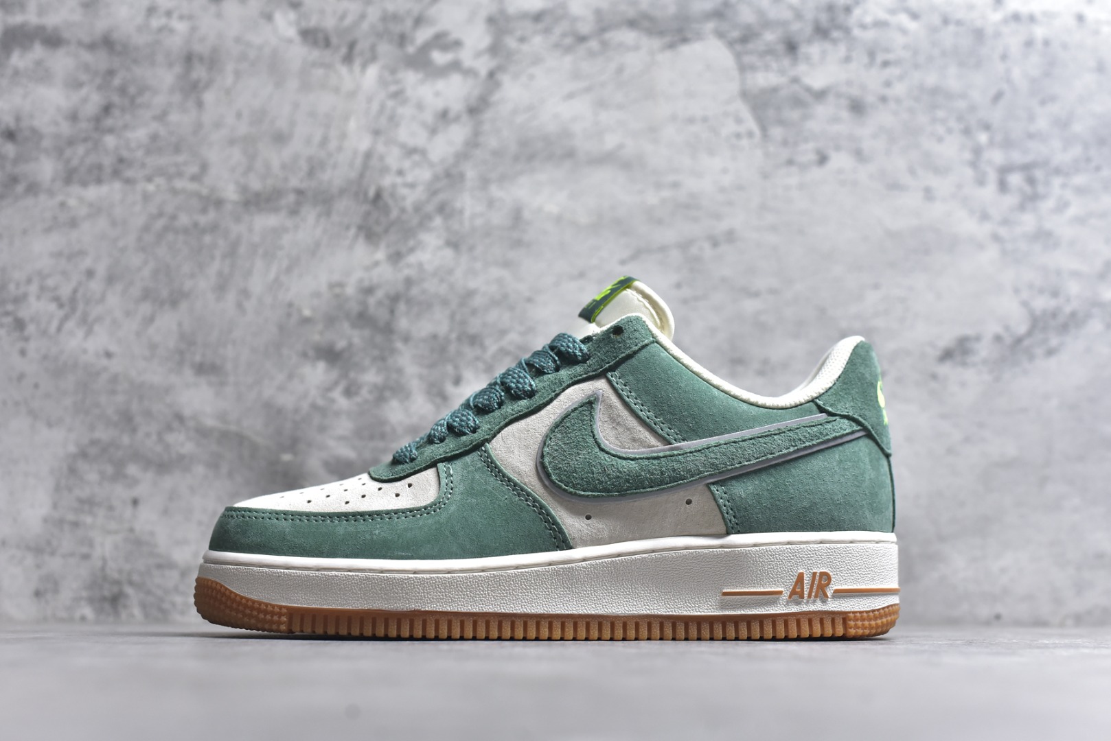 #Air Force 1 \'07 Low 阿基拉 原楦头原纸板 打造纯正空军版型 #专注外贸渠道 全掌内置蜂窝气垫 #原盒配件 原厂中底钢印、拉帮完美 官方同步上架 货号：CV0820-405 尺码：36 36.5 37.5 38 38.5 39 40 40.5 41 42 42.5 43 44 44.5 45-选品中心