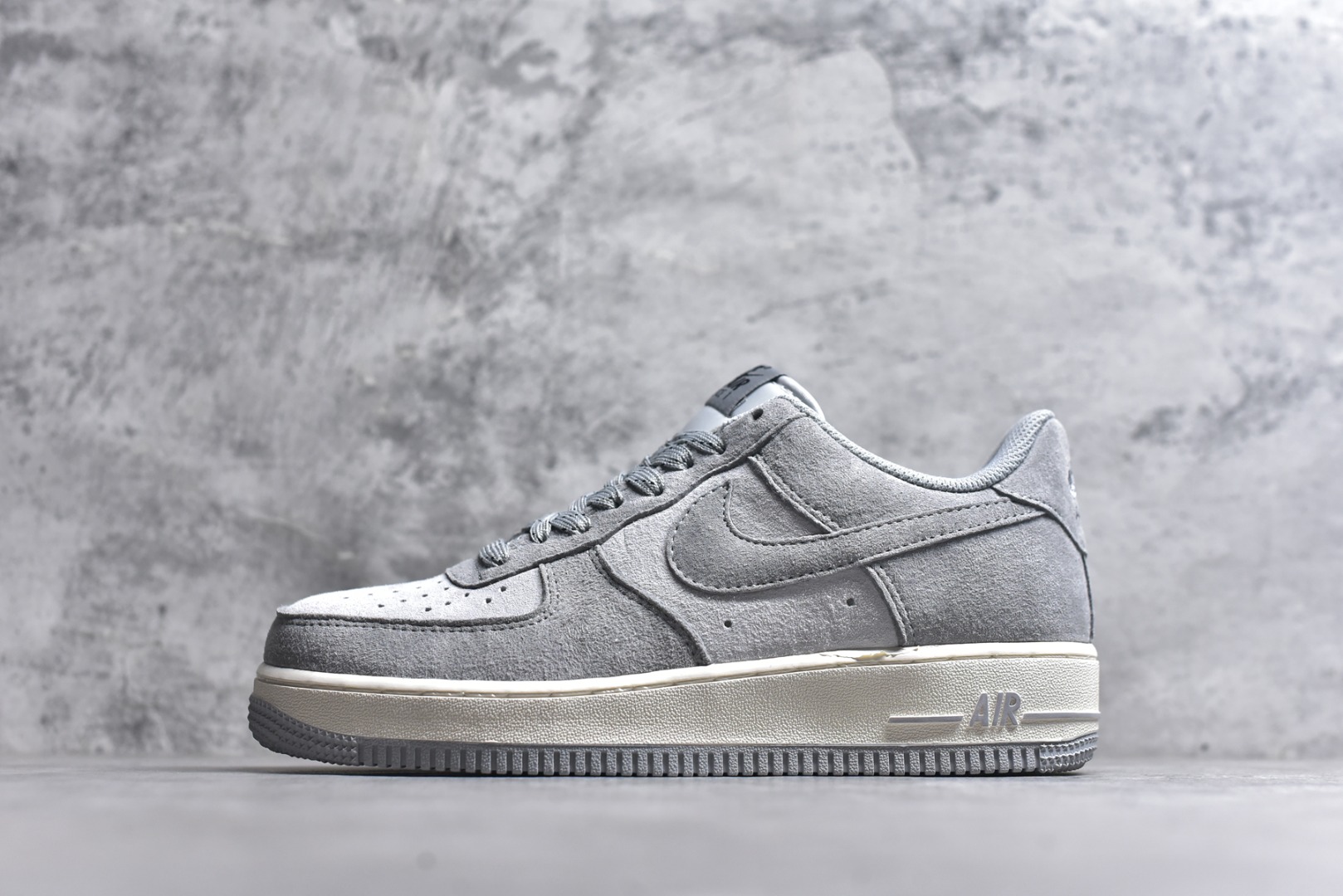 #Air Force 1 \'07 Low 阿基拉 原楦头原纸板 打造纯正空军版型 #专注外贸渠道 全掌内置蜂窝气垫 #原盒配件 原厂中底钢印、拉帮完美 官方同步上架 货号：DG3966-823 尺码：36 36.5 37.5 38 38.5 39 40 40.5 41 42 42.5 43 44 44.5 45-选品中心