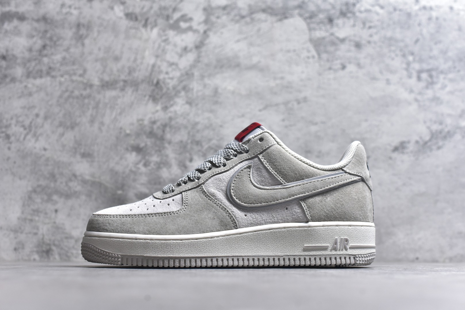 #Air Force 1 \'07 Low 阿基拉 原楦头原纸板 打造纯正空军版型 #专注外贸渠道 全掌内置蜂窝气垫 #原盒配件 原厂中底钢印、拉帮完美 官方同步上架 货号：PA0820-273 尺码：36 36.5 37.5 38 38.5 39 40 40.5 41 42 42.5 43 44 44.5 45-选品中心
