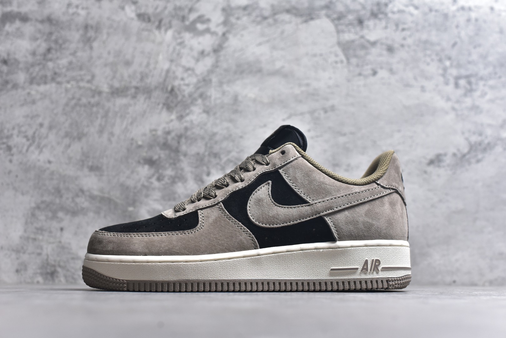 #Air Force 1 \'07 Low 阿基拉 原楦头原纸板 打造纯正空军版型 #专注外贸渠道 全掌内置蜂窝气垫 #原盒配件 原厂中底钢印、拉帮完美 官方同步上架 货号：DB0066-223 尺码：36 36.5 37.5 38 38.5 39 40 40.5 41 42 42.5 43 44 44.5 45-选品中心