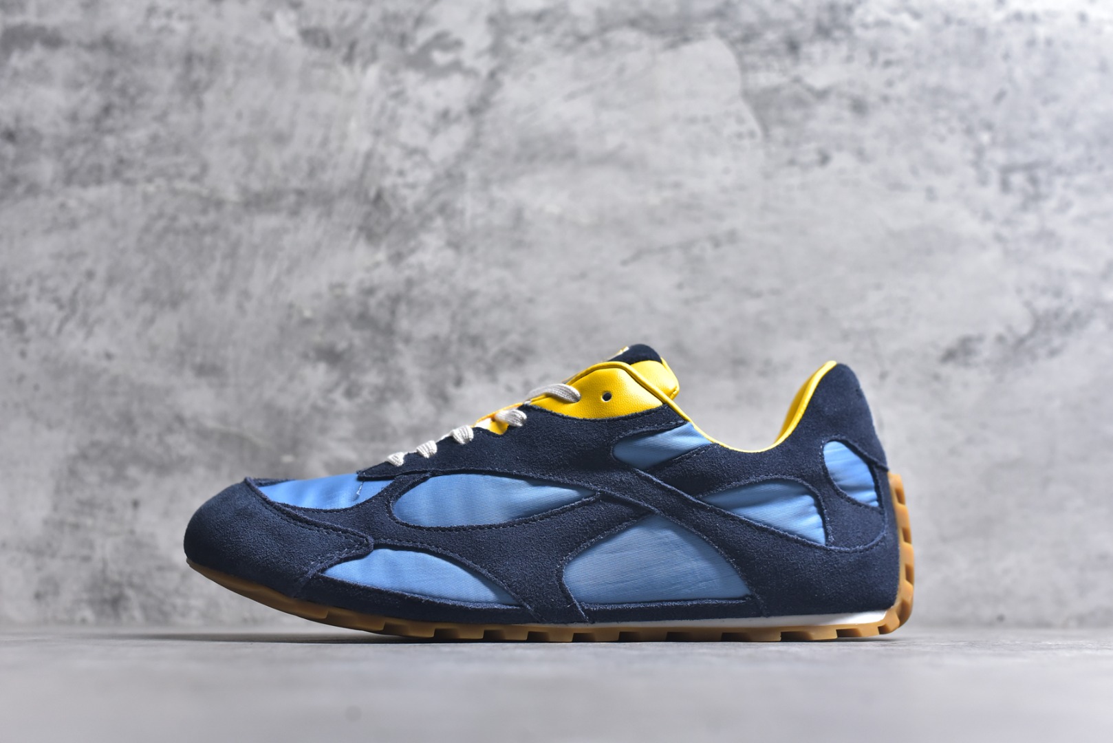 #BOTTEGA VENETA Orbit Runner BV葆蝶家时尚休闲情侣阿甘鞋 原版开发 一比一打造 相似度百分之99以上 市场一梯队级别品质 区别市场任何标文顶级品质版本 采用轻质科技网布面料 搭配几何图案设计橡胶外底 王炸系列 高版本 认准套包工艺 实际增高很多哦 还是一样显腿细非常nice 耐玩耐造 对标对版 套包鞋工艺 认准高版本 大底选用拼色TPU大底 配置原版包装 尺码：36 37 38 39 40 41 42 43 44 45 46 47-选品中心