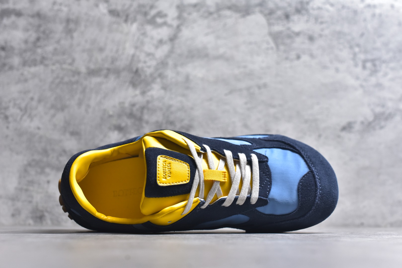 图片[4]-#BOTTEGA VENETA Orbit Runner BV葆蝶家时尚休闲情侣阿甘鞋 原版开发 一比一打造 相似度百分之99以上 市场一梯队级别品质 区别市场任何标文顶级品质版本 采用轻质科技网布面料 搭配几何图案设计橡胶外底 王炸系列 高版本 认准套包工艺 实际增高很多哦 还是一样显腿细非常nice 耐玩耐造 对标对版 套包鞋工艺 认准高版本 大底选用拼色TPU大底 配置原版包装 尺码：36 37 38 39 40 41 42 43 44 45 46 47-选品中心