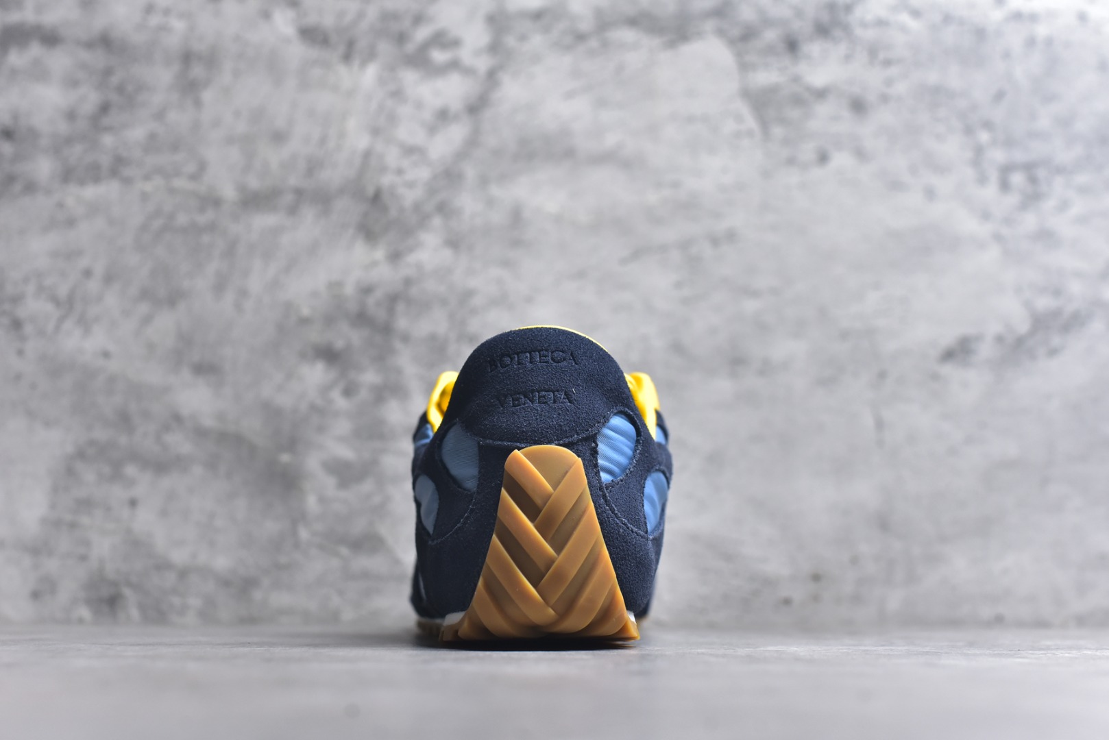 图片[5]-#BOTTEGA VENETA Orbit Runner BV葆蝶家时尚休闲情侣阿甘鞋 原版开发 一比一打造 相似度百分之99以上 市场一梯队级别品质 区别市场任何标文顶级品质版本 采用轻质科技网布面料 搭配几何图案设计橡胶外底 王炸系列 高版本 认准套包工艺 实际增高很多哦 还是一样显腿细非常nice 耐玩耐造 对标对版 套包鞋工艺 认准高版本 大底选用拼色TPU大底 配置原版包装 尺码：36 37 38 39 40 41 42 43 44 45 46 47-选品中心