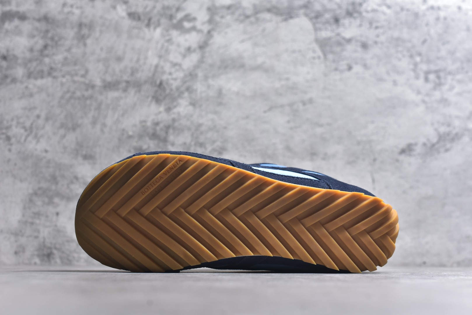 图片[6]-#BOTTEGA VENETA Orbit Runner BV葆蝶家时尚休闲情侣阿甘鞋 原版开发 一比一打造 相似度百分之99以上 市场一梯队级别品质 区别市场任何标文顶级品质版本 采用轻质科技网布面料 搭配几何图案设计橡胶外底 王炸系列 高版本 认准套包工艺 实际增高很多哦 还是一样显腿细非常nice 耐玩耐造 对标对版 套包鞋工艺 认准高版本 大底选用拼色TPU大底 配置原版包装 尺码：36 37 38 39 40 41 42 43 44 45 46 47-选品中心