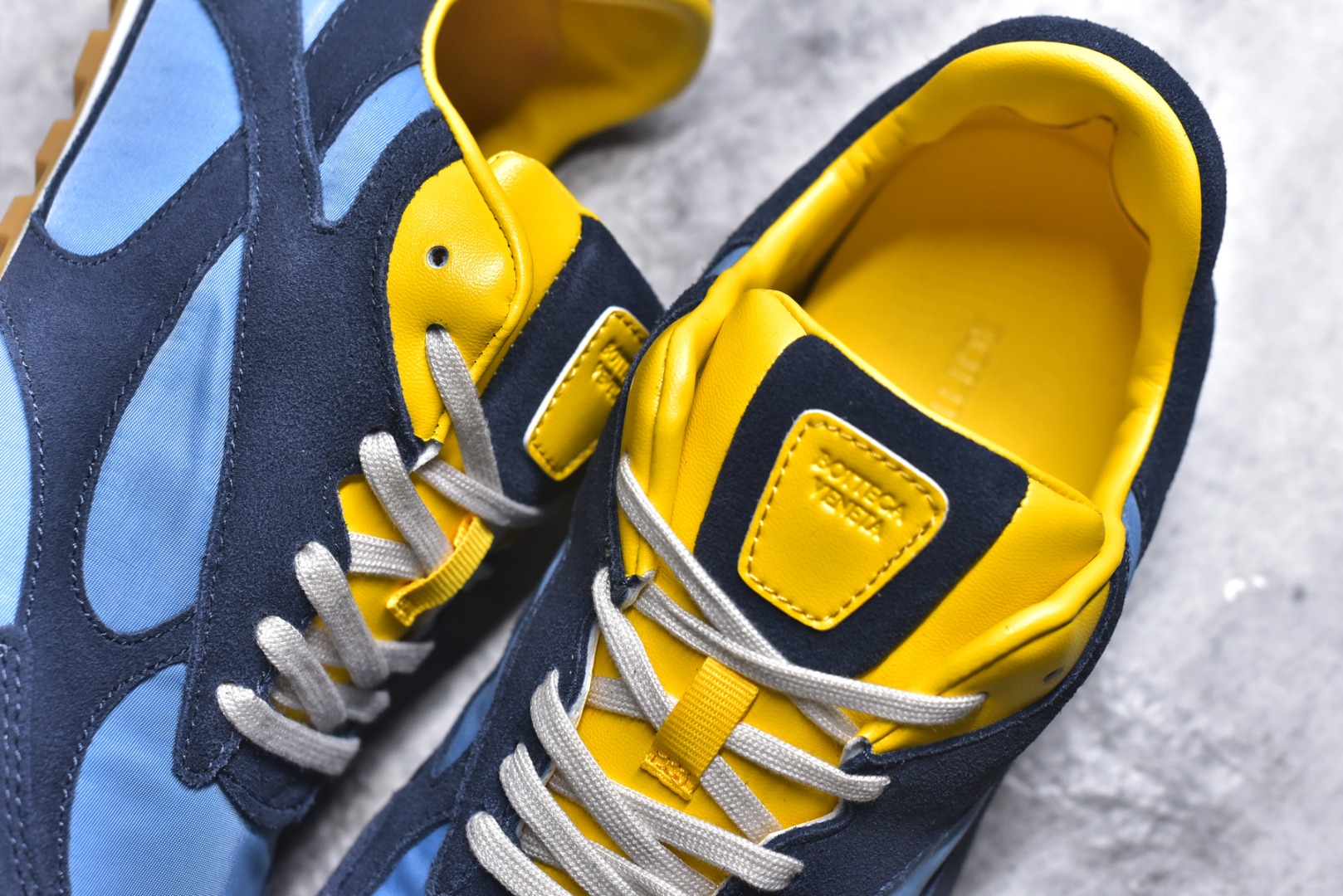 图片[9]-#BOTTEGA VENETA Orbit Runner BV葆蝶家时尚休闲情侣阿甘鞋 原版开发 一比一打造 相似度百分之99以上 市场一梯队级别品质 区别市场任何标文顶级品质版本 采用轻质科技网布面料 搭配几何图案设计橡胶外底 王炸系列 高版本 认准套包工艺 实际增高很多哦 还是一样显腿细非常nice 耐玩耐造 对标对版 套包鞋工艺 认准高版本 大底选用拼色TPU大底 配置原版包装 尺码：36 37 38 39 40 41 42 43 44 45 46 47-选品中心