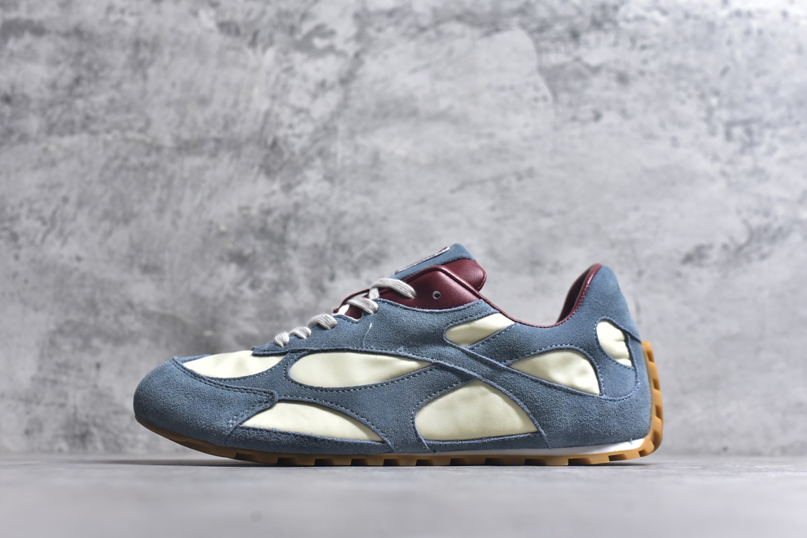 #BOTTEGA VENETA Orbit Runner BV葆蝶家时尚休闲情侣阿甘鞋 原版开发 一比一打造 相似度百分之99以上 市场一梯队级别品质 区别市场任何标文顶级品质版本 采用轻质科技网布面料 搭配几何图案设计橡胶外底 王炸系列 高版本 认准套包工艺 实际增高很多哦 还是一样显腿细非常nice 耐玩耐造 对标对版 套包鞋工艺 认准高版本 大底选用拼色TPU大底 配置原版包装 尺码：36 37 38 39 40 41 42 43 44 45 46 47-选品中心