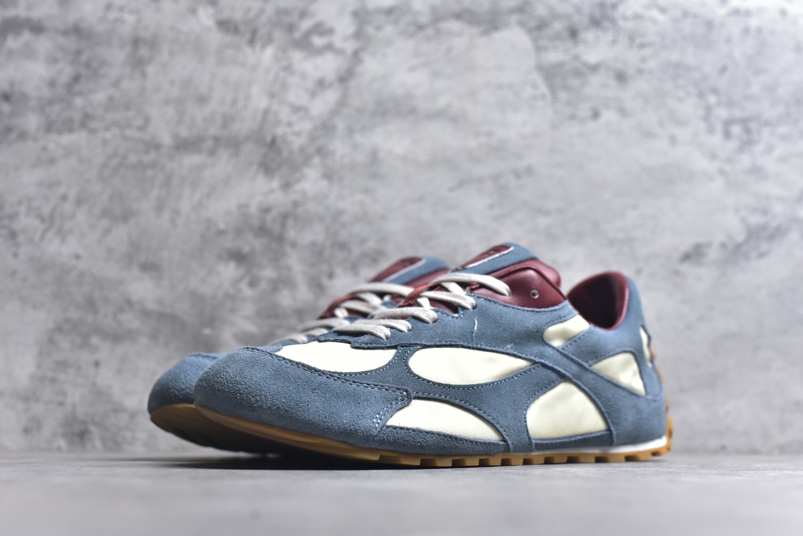 图片[2]-#BOTTEGA VENETA Orbit Runner BV葆蝶家时尚休闲情侣阿甘鞋 原版开发 一比一打造 相似度百分之99以上 市场一梯队级别品质 区别市场任何标文顶级品质版本 采用轻质科技网布面料 搭配几何图案设计橡胶外底 王炸系列 高版本 认准套包工艺 实际增高很多哦 还是一样显腿细非常nice 耐玩耐造 对标对版 套包鞋工艺 认准高版本 大底选用拼色TPU大底 配置原版包装 尺码：36 37 38 39 40 41 42 43 44 45 46 47-选品中心